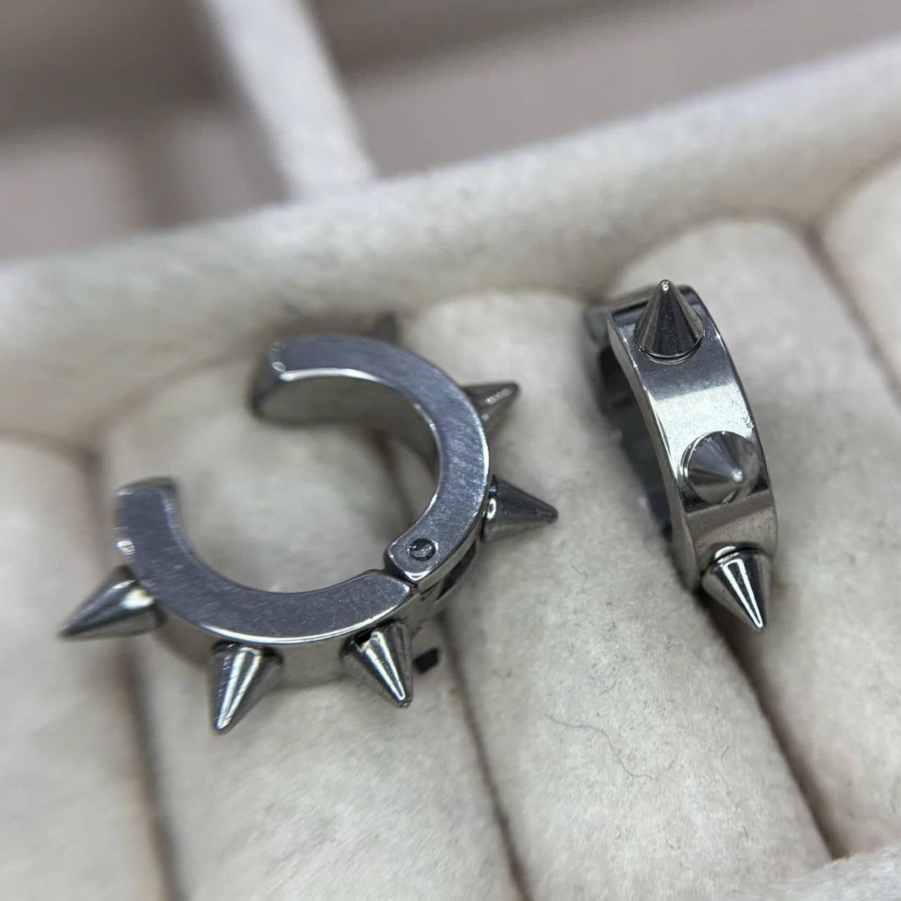 Khuyên kẹp giả đinh nhọn.