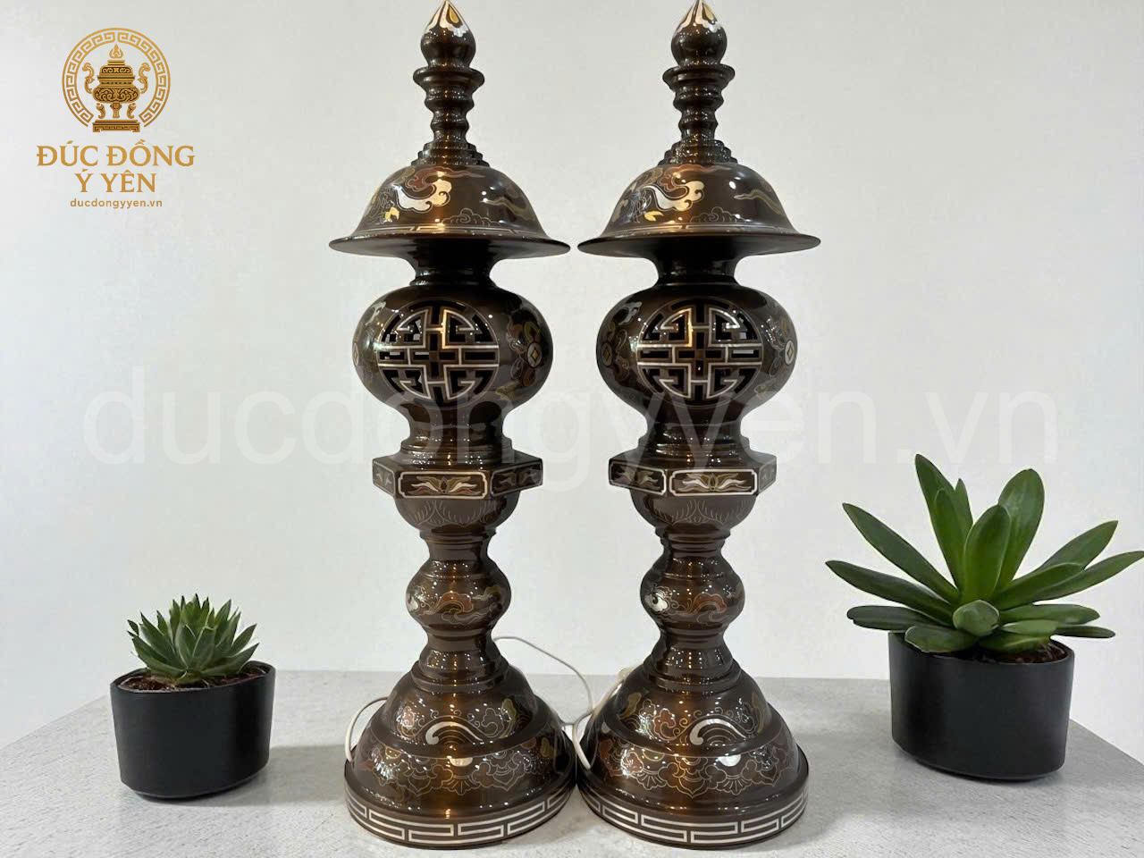 Đèn thờ khảm ngũ sắc đúc đồng đỏ 