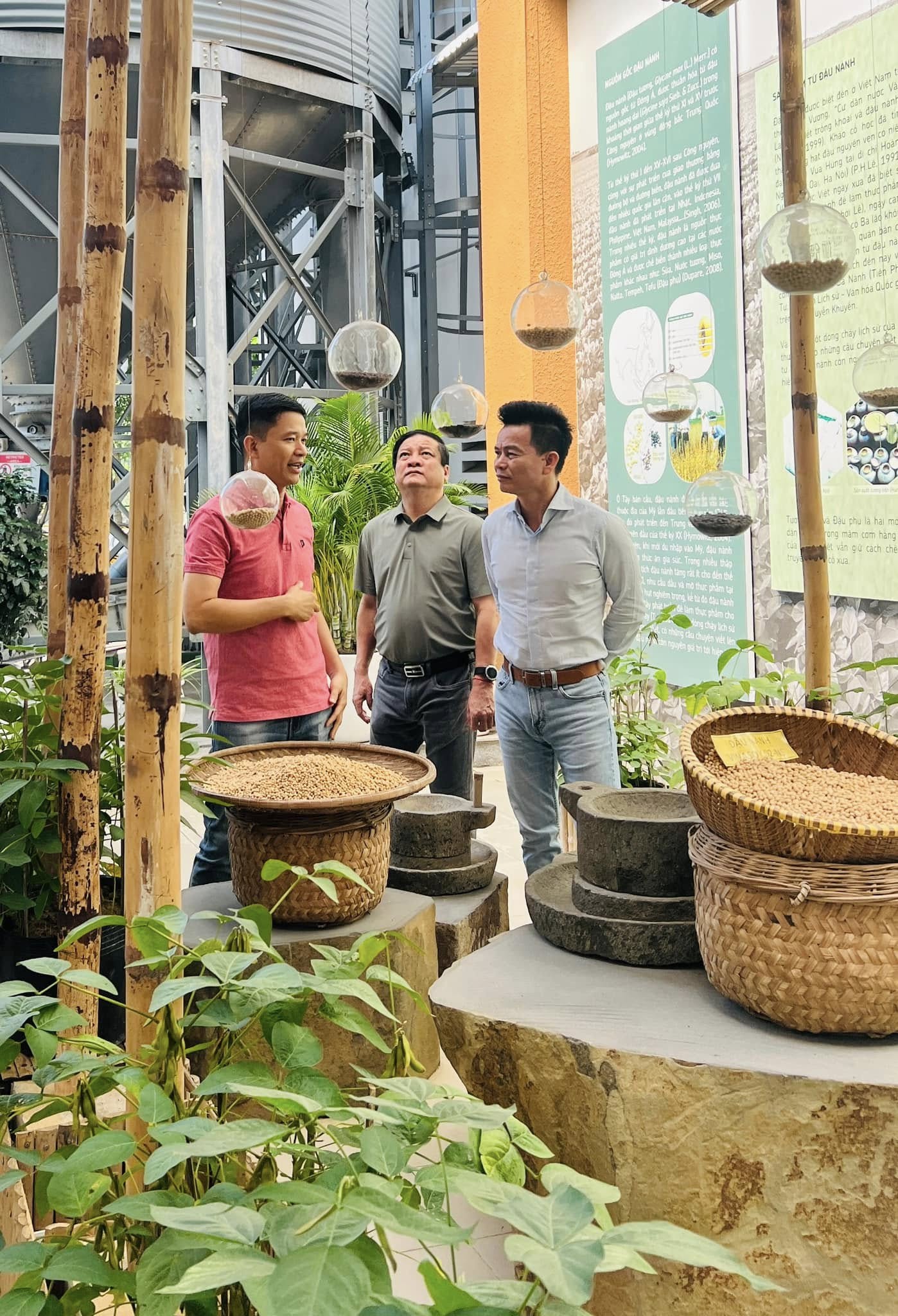 HÀNH TRÌNH ĐẾN VỚI ĐỌC GIẢ ĐẶC BIỆT : TS. TRẦN QUỐC VIỆT THĂM VINASOY