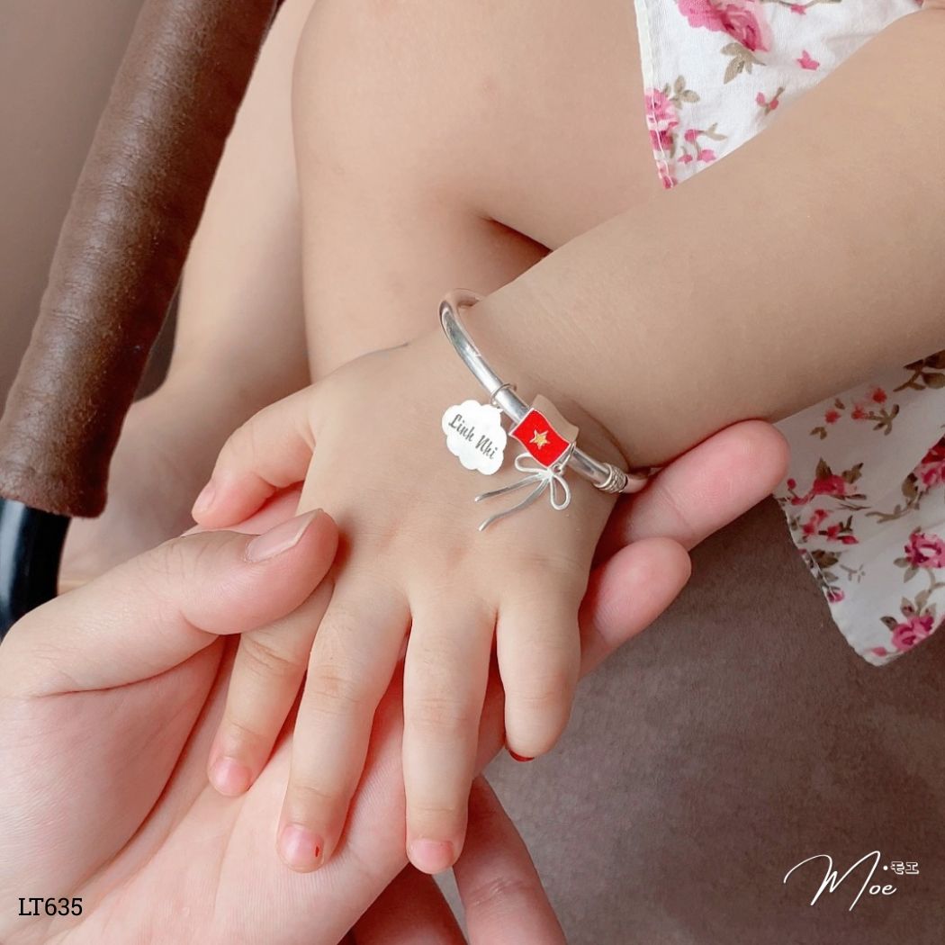 LT635 - Lắc tay vòng cứng lá cờ mix charm nơ & thẻ tên khắc