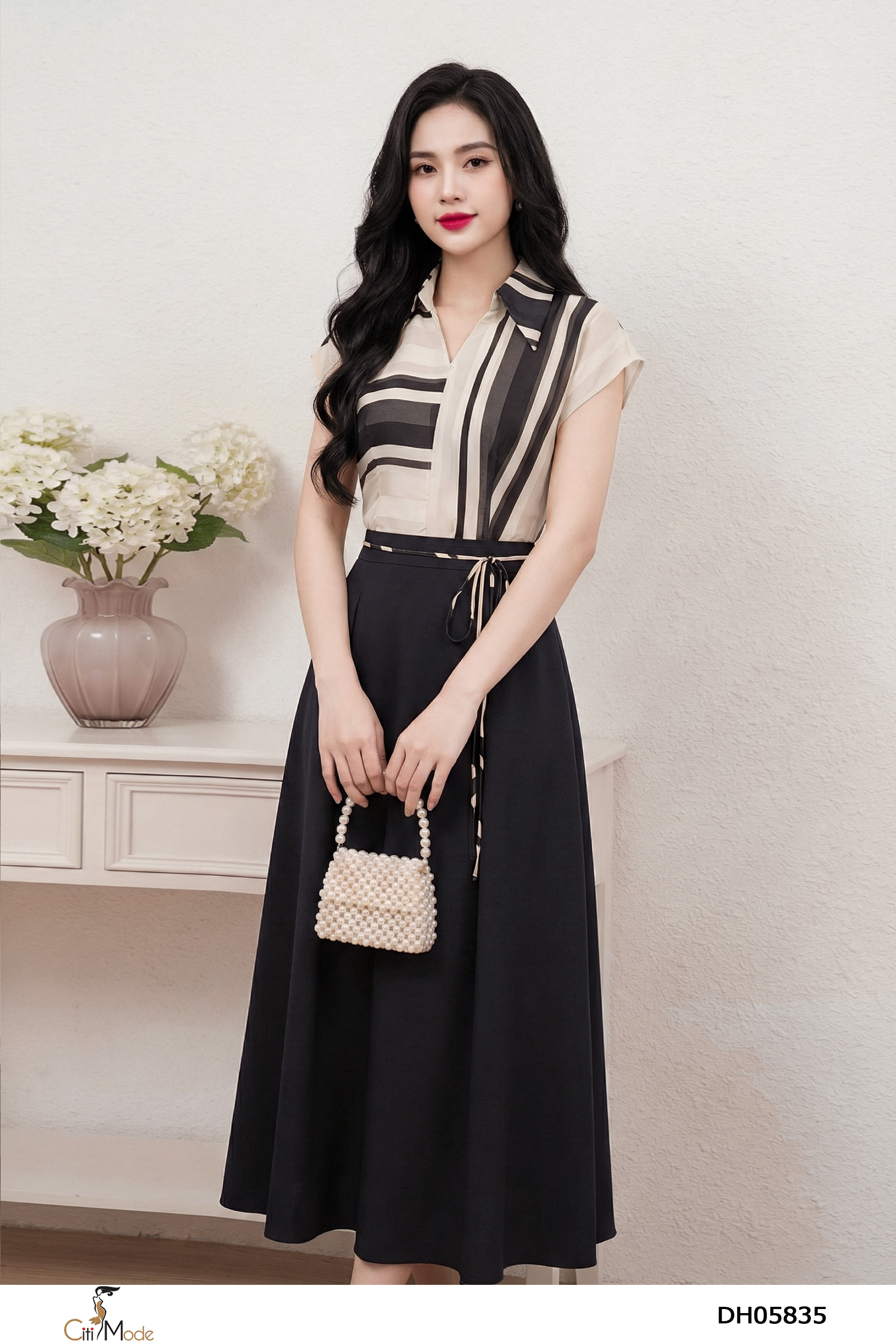 Đầm xòe đen phối họa tiết kẻ đính đai