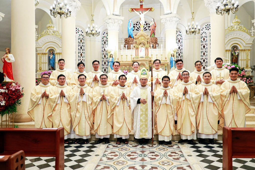 Áo Lễ Công Giáo – Sự Trang Trọng Trong Phụng Vụ Công giáo