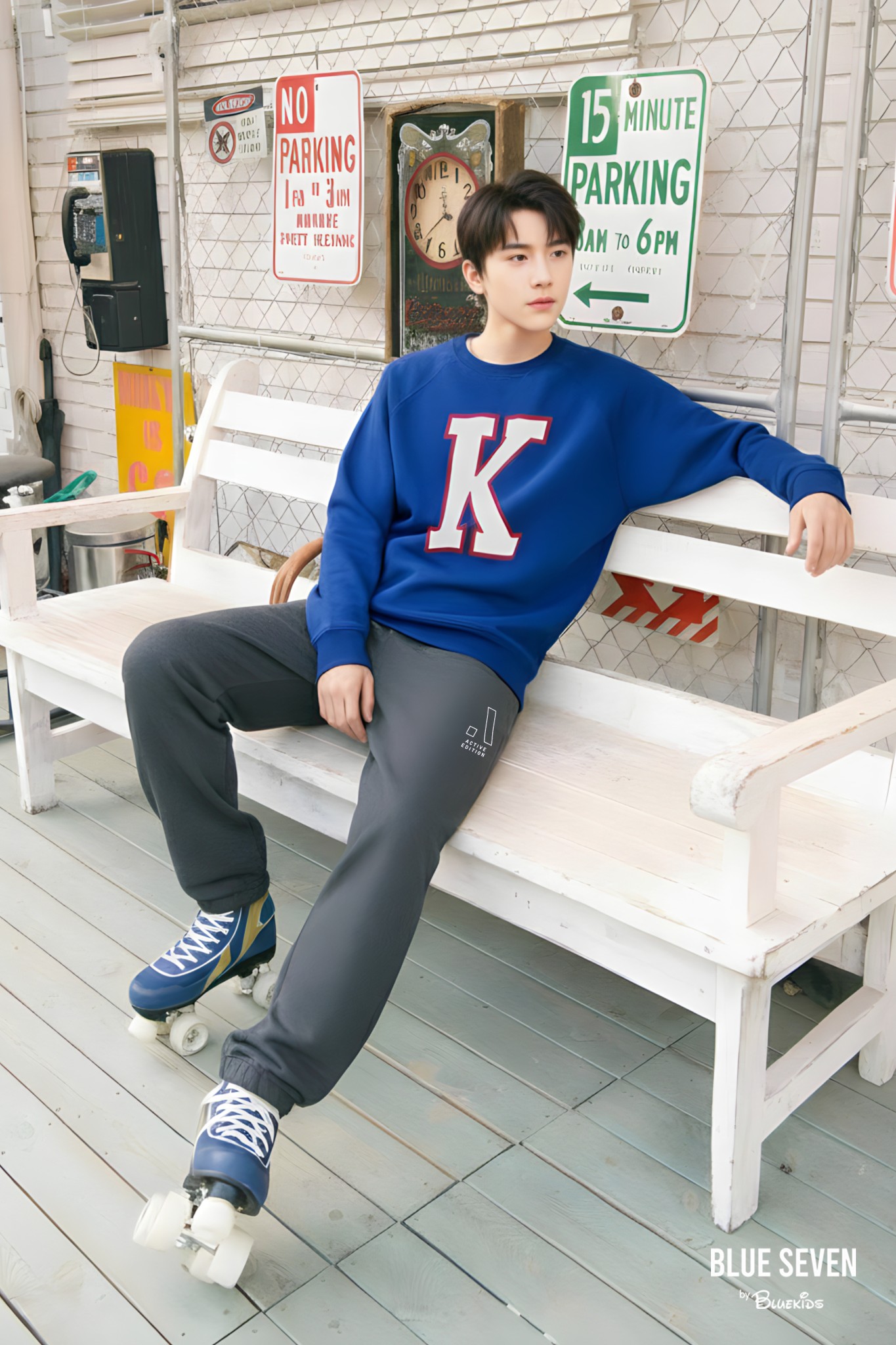 Áo nỉ cổ tròn màu xanh coban đậm in chữ