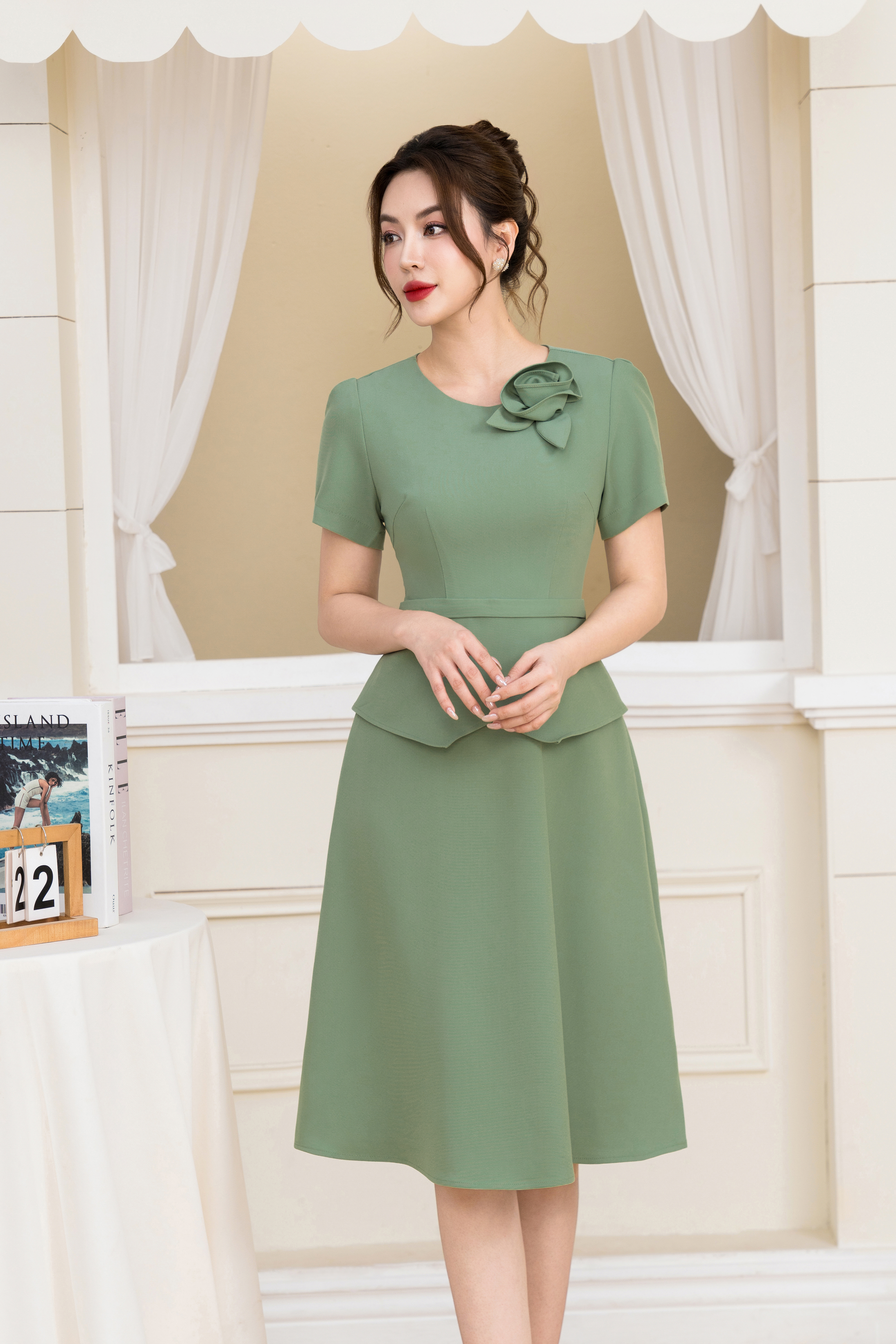 Đầm xoè peplum xanh cổ tròn đính hoa