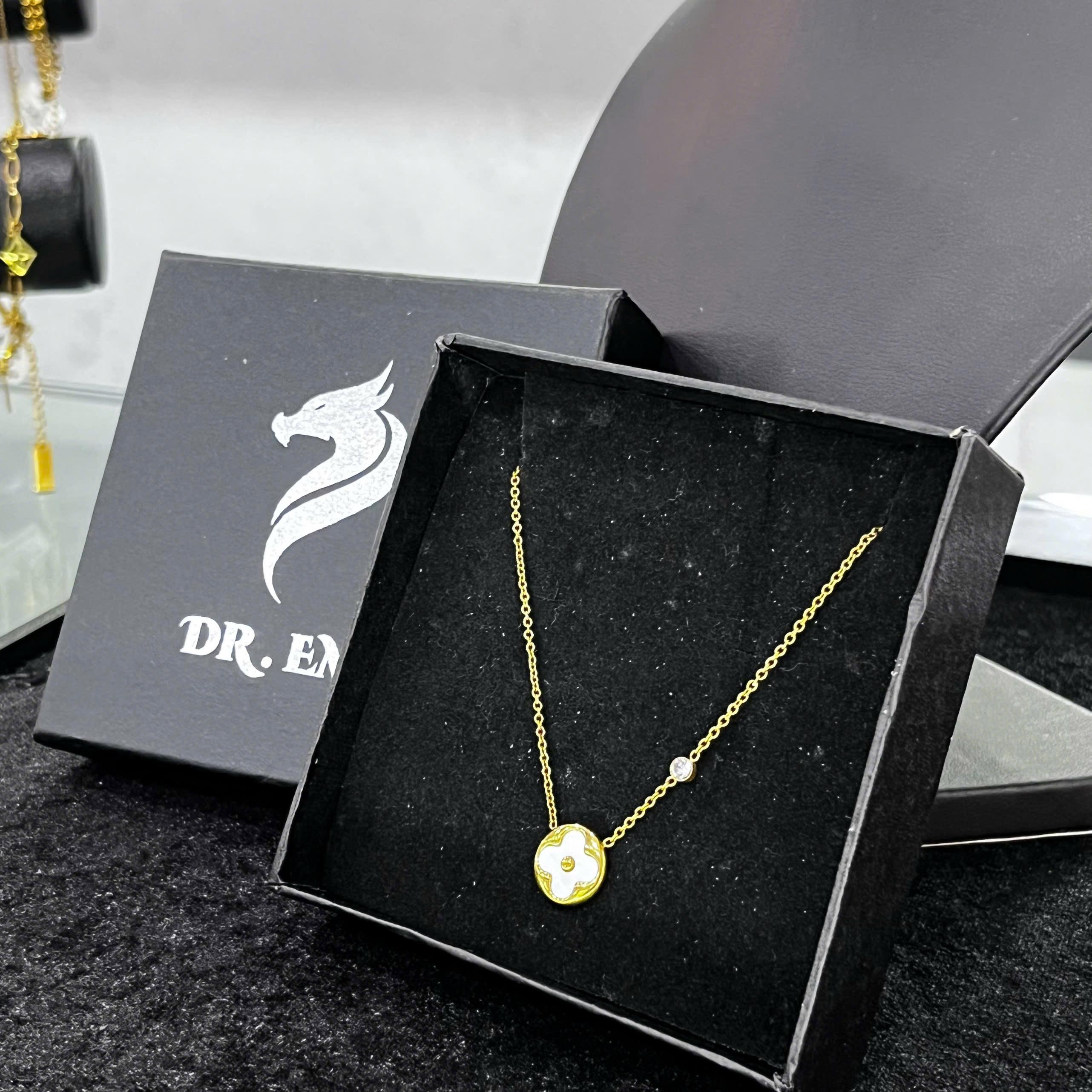 Vòng cổ titan vàng charm hoa 4 lá.