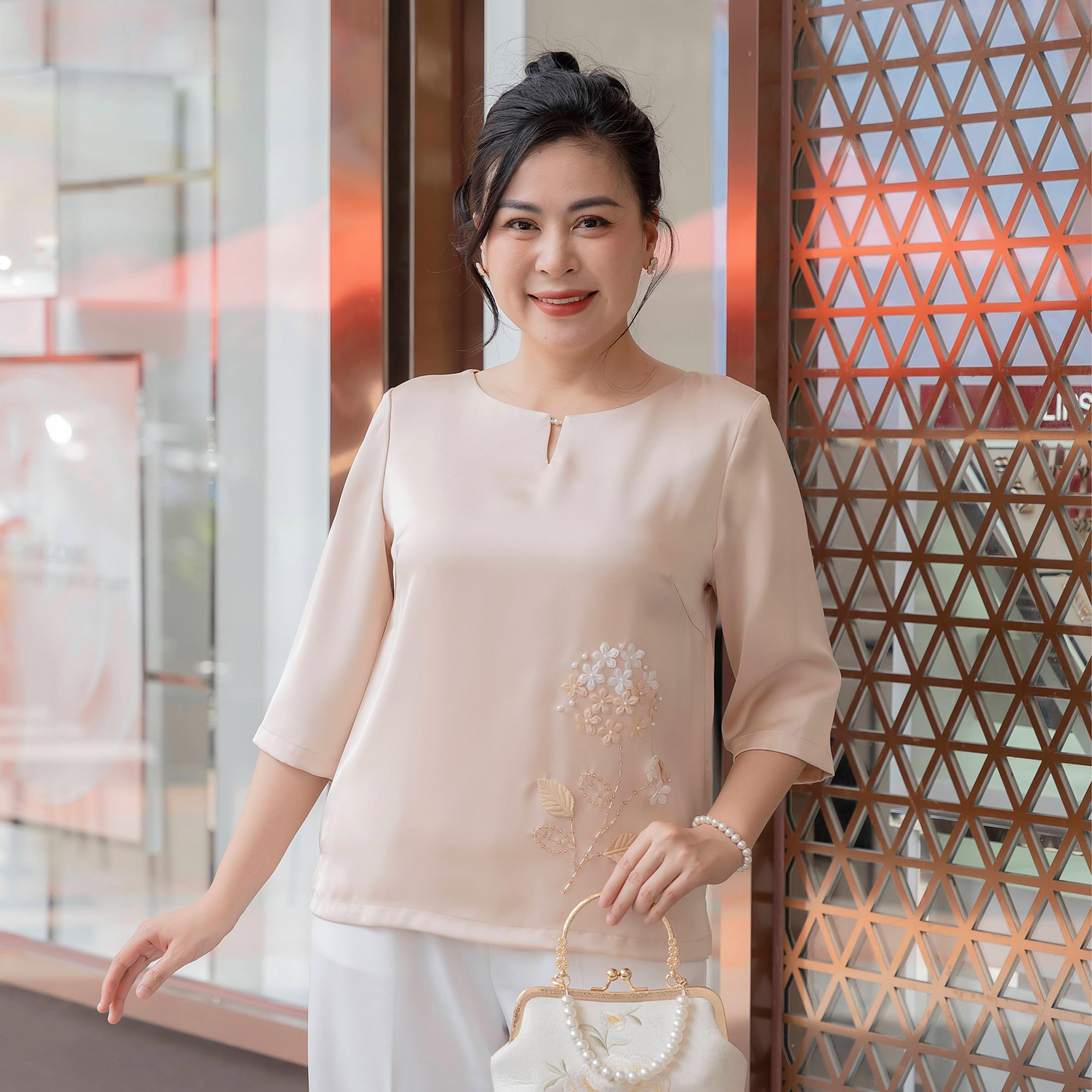 GUMOM - Áo Kiểu Trung Niên U50 U60 Cao Cấp Cổ Tròn Tay Lỡ Thêu Hoa Đính Nút Sang Trọng Cho Nữ - Women Nhung Kem Xanh Nho Tua Rua Top Voi_thumbnail_9