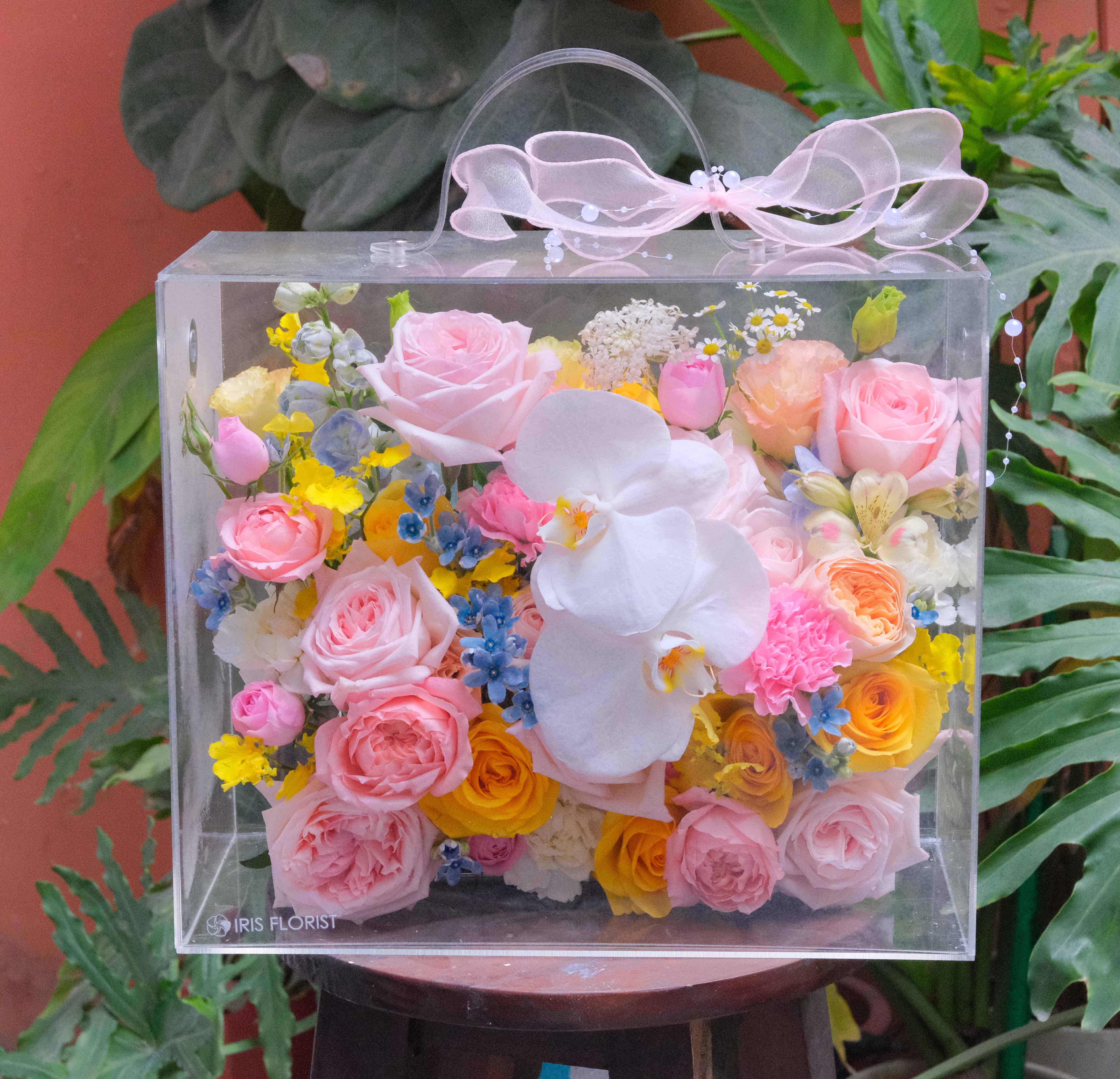 Hộp hoa mica tone vàng - Size 35x30cm