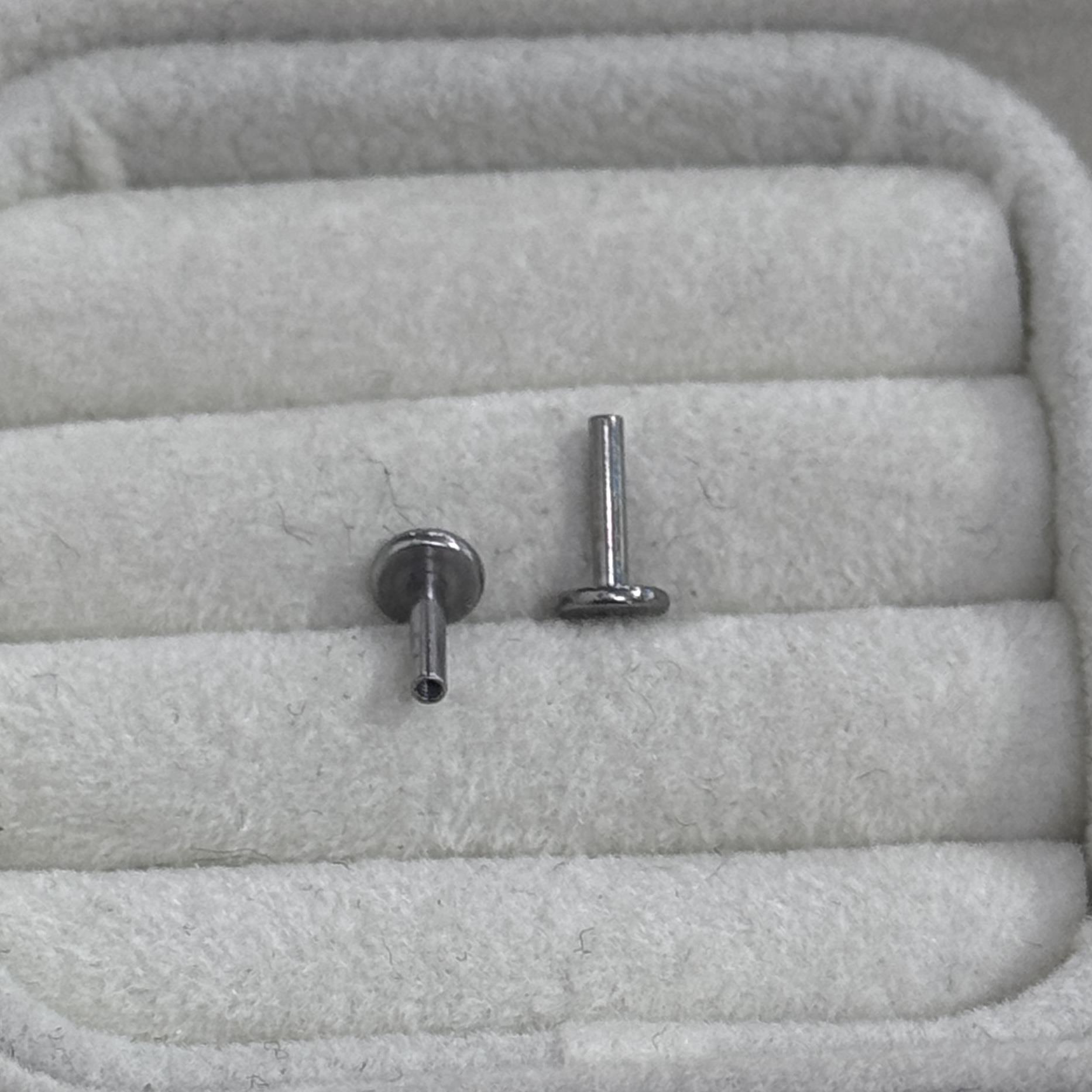 thân khuyên titan đít dẹt ren trong dài 6mm dày 1.2mm_thumbnail_0