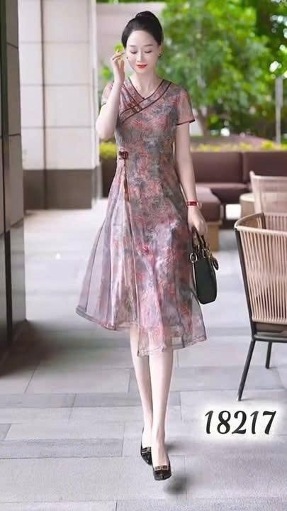18217-Đầm suông A cách tân xẻ tà kết nút tàu cách điệu ( voan,lót)
