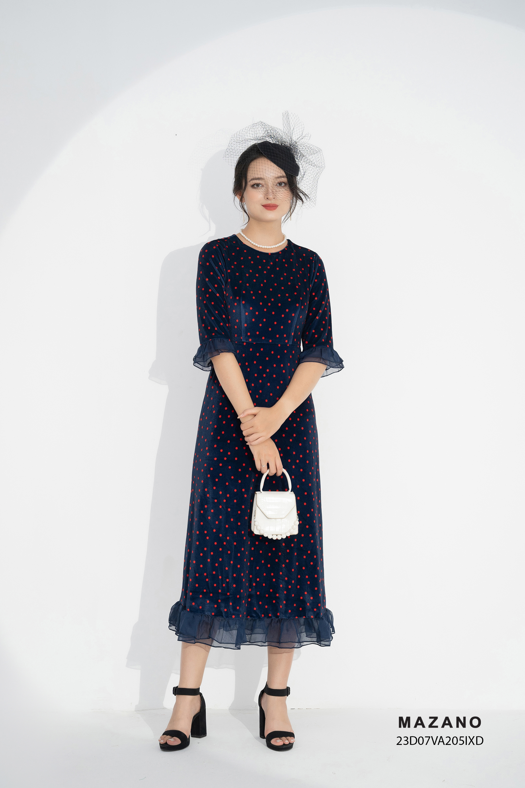 Đầm nhung hoạ tiết chấm bị tay bèo cách điệu