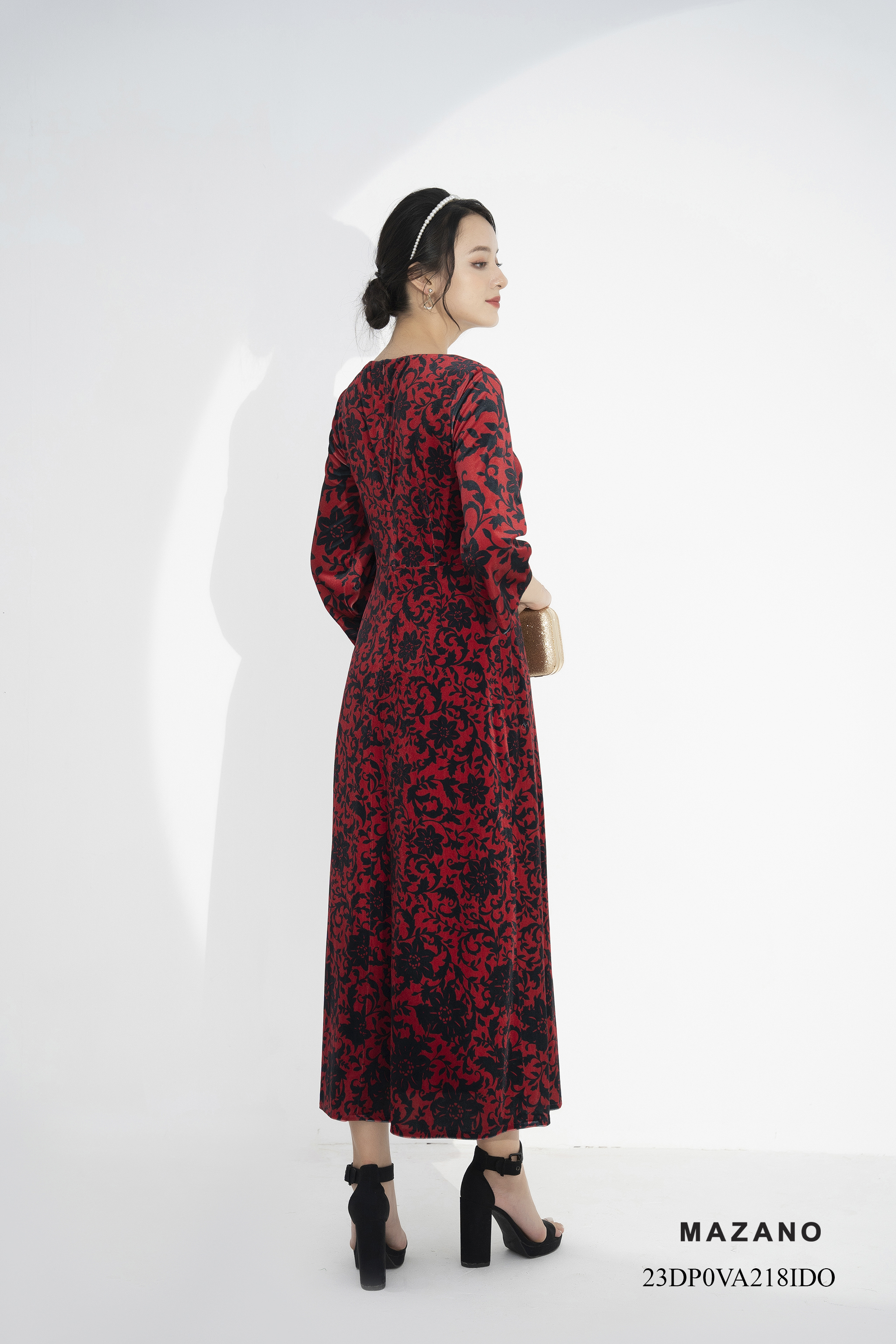 Đầm nhung đỏ hoạ tiết cổ trễ xếp ly ngực đính hoa