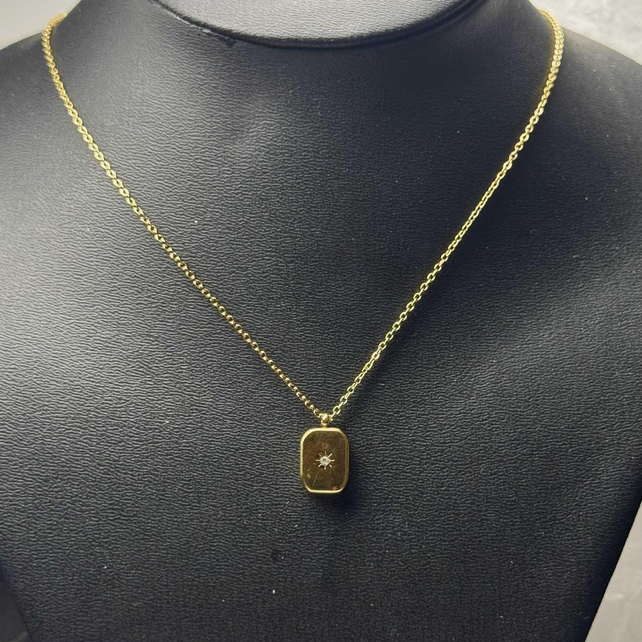 vòng cổ titan vàng charm chữ nhật đặc đính kim cương nhỏ _thumbnail_1