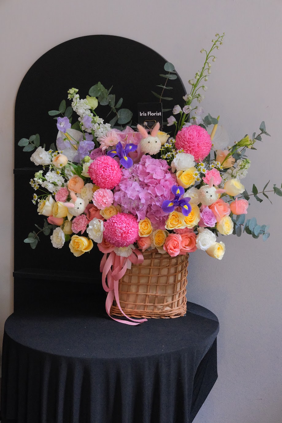 Giỏ hoa Tú cầu mix cúc mẫu đơn, thỏ ping, diên vỹ