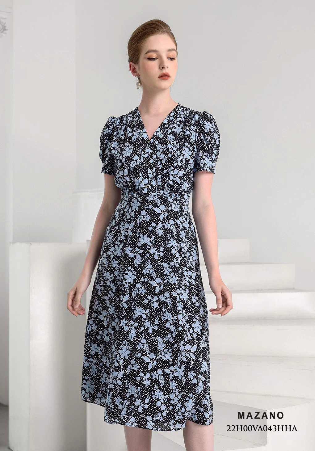 Đầm xanh họa tiết cổ tim xòe chân rủ