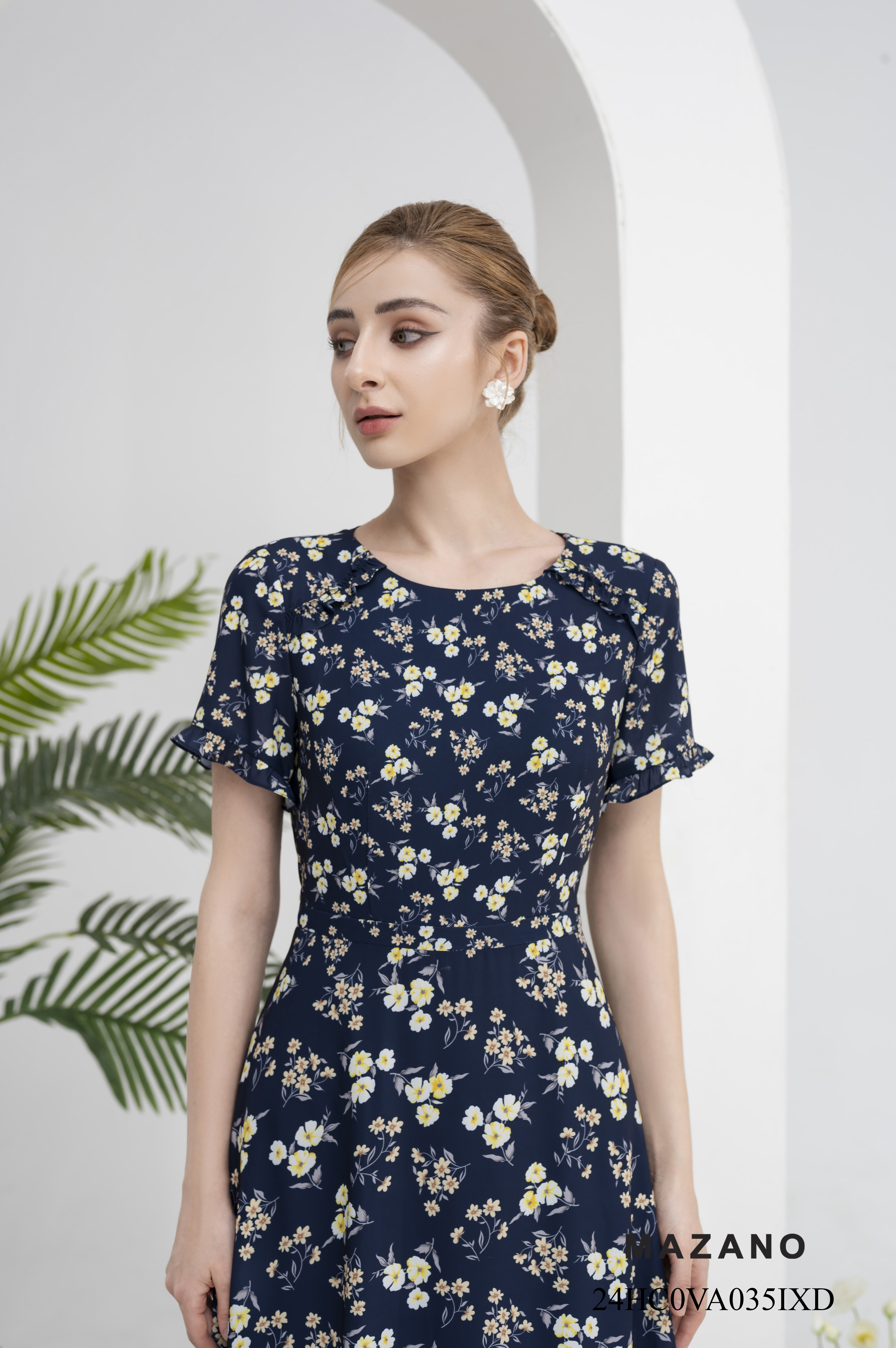 Đầm ôm chân rủ tiệc họa tiết hoa in bố cục