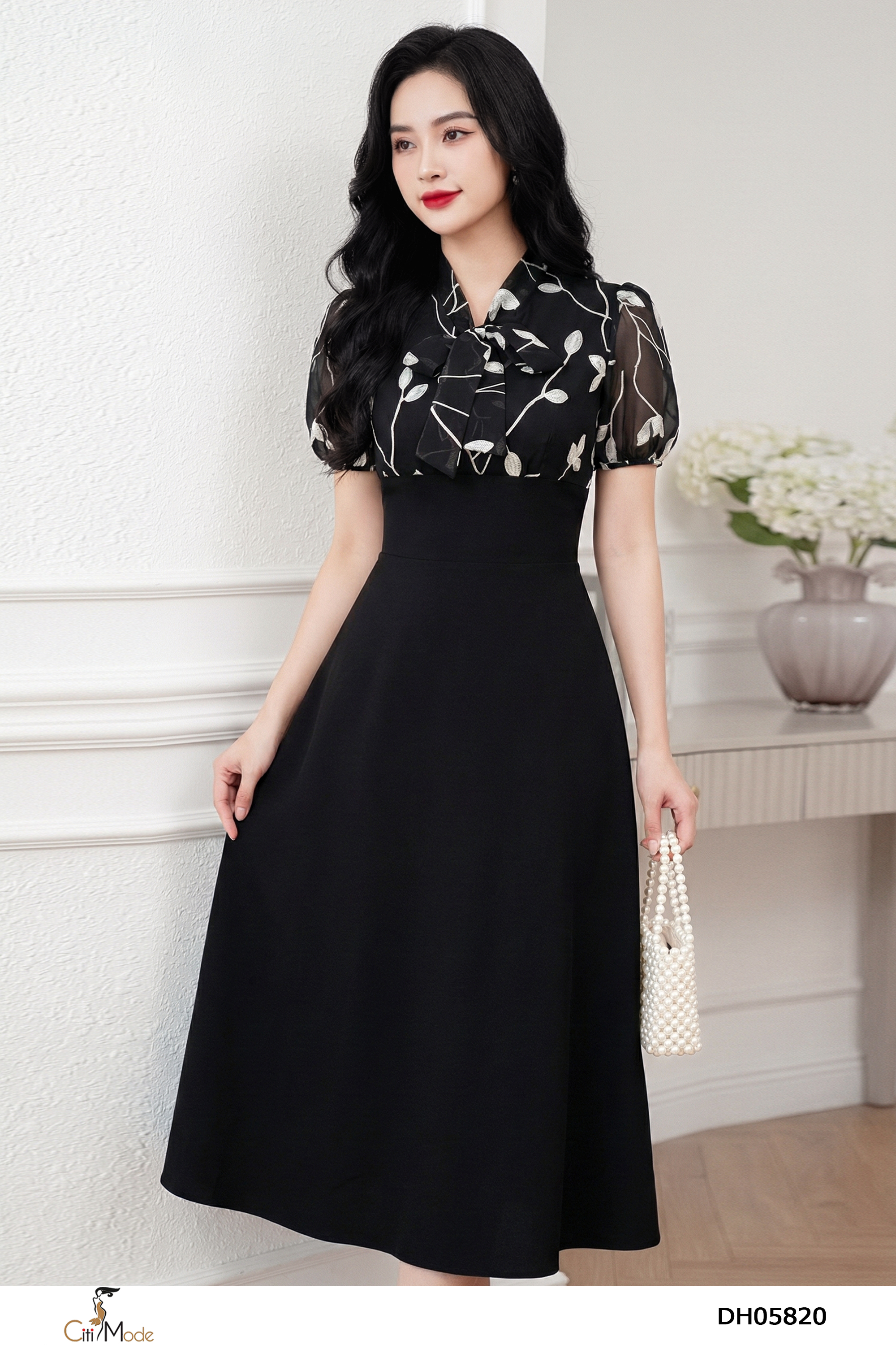 Đầm xòe đen phối hoa đen cổ thắt nơ, tay cọc
