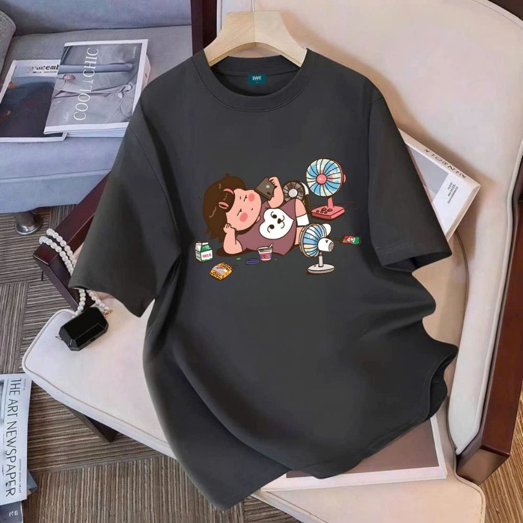 Áo thun unisex UX30-1168 hình bé gái nằm xem điện thoại dáng oversized local brand WETEE_thumbnail_6