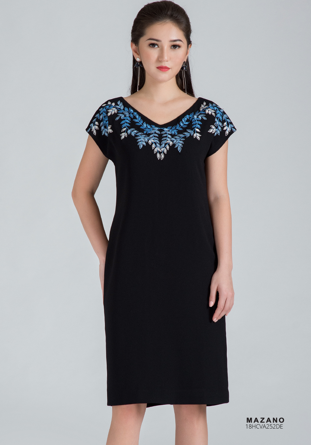 Váy đen phối chân hoa dập nhăn_thumbnail_3