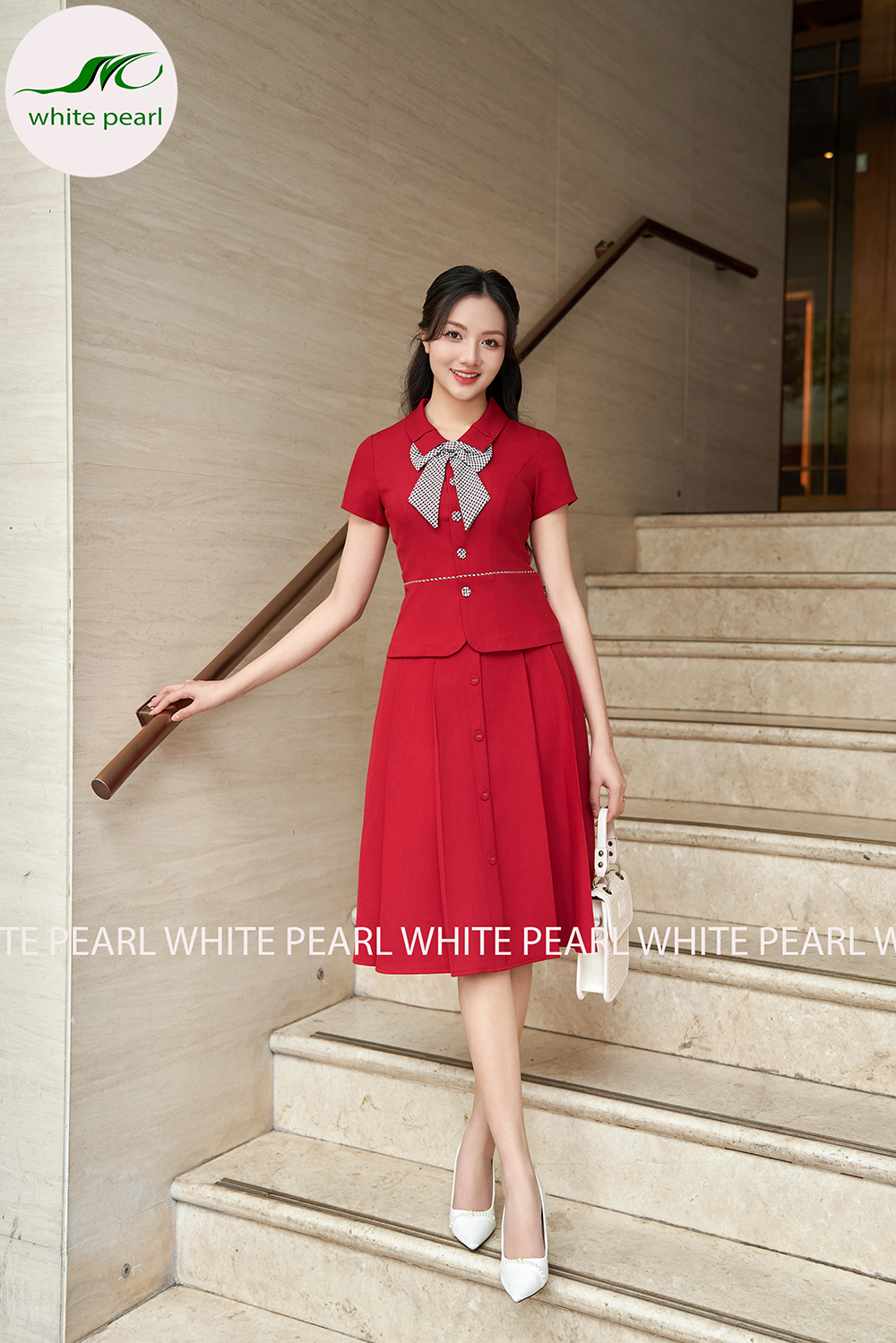 Bộ ký giả áo cổ sen vuông chớp 1 ly kết hợp chân váy xếp ly đính cúc thời trang công sở cao cấp White Pearl AK2402_thumbnail_9