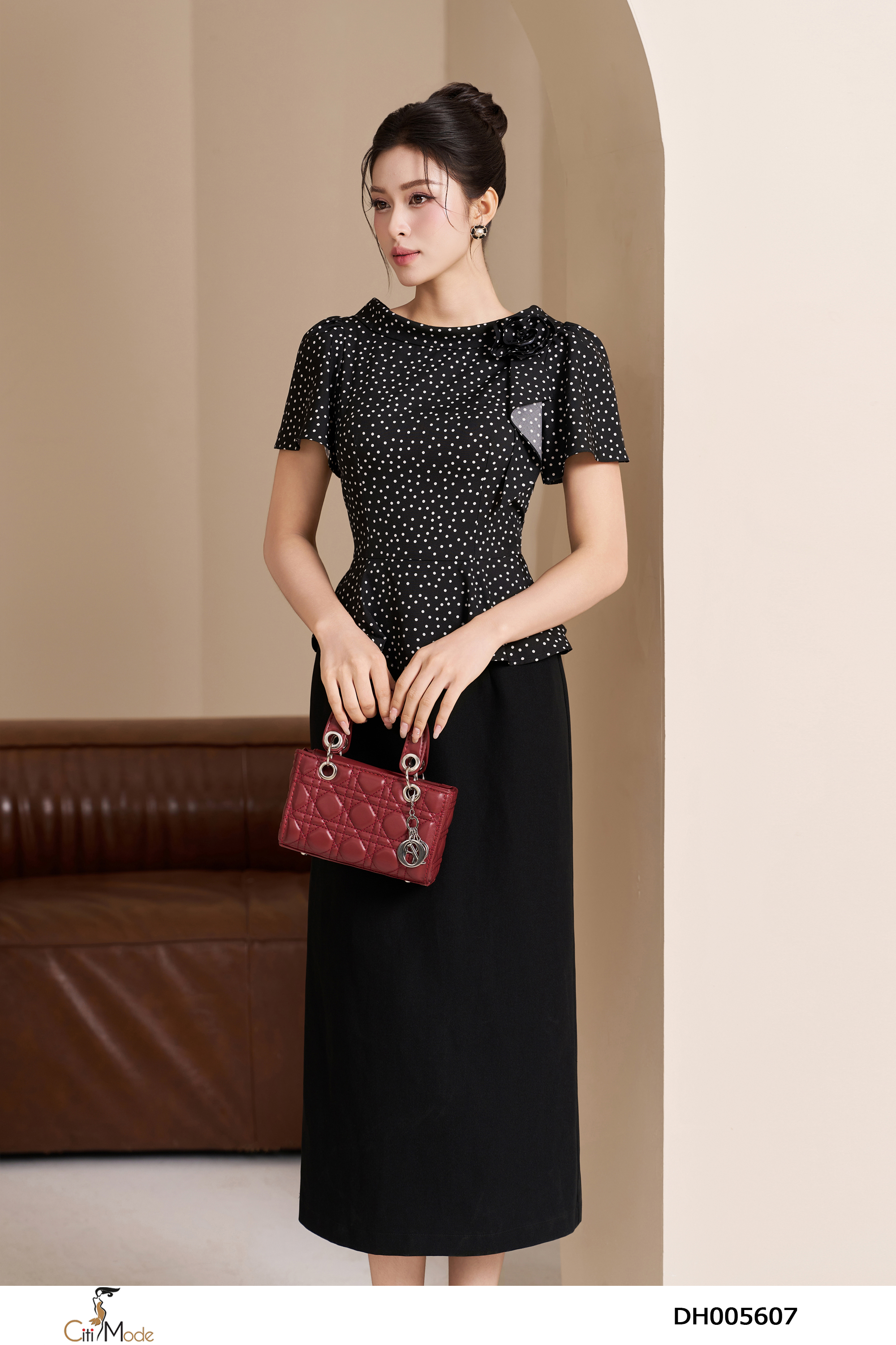 Đầm ôm peplum phối chấm bị cổ đổ đính hoa ngực_thumbnail_3