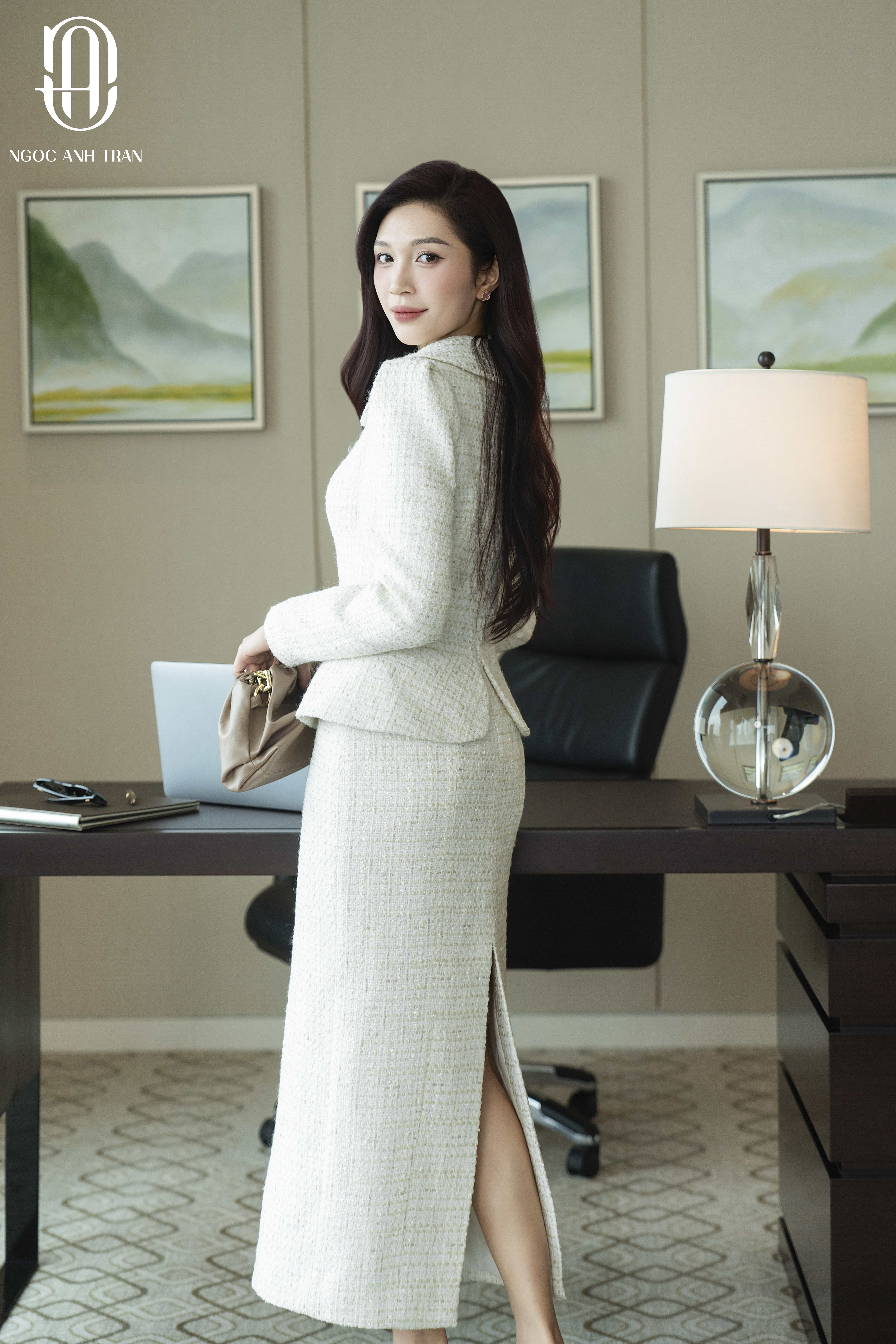 D162 - Váy dạ trắng dài tay cổ sen_thumbnail_4