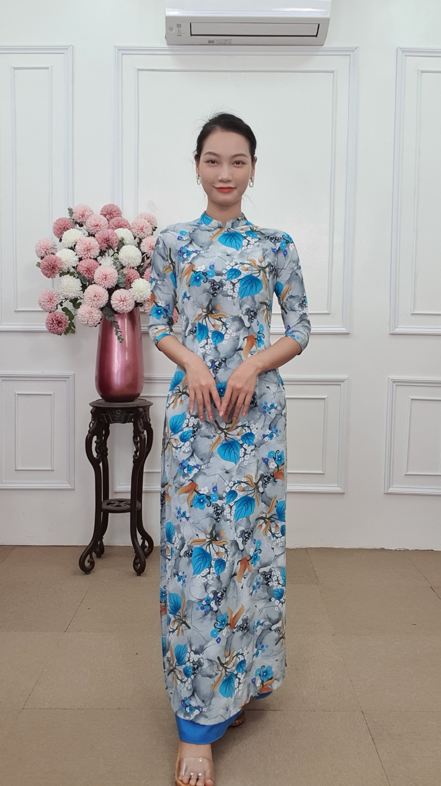 A2028 áo dài lụa hàn châu cổ 2p nền xám đá hoa lá xanh biển 199k