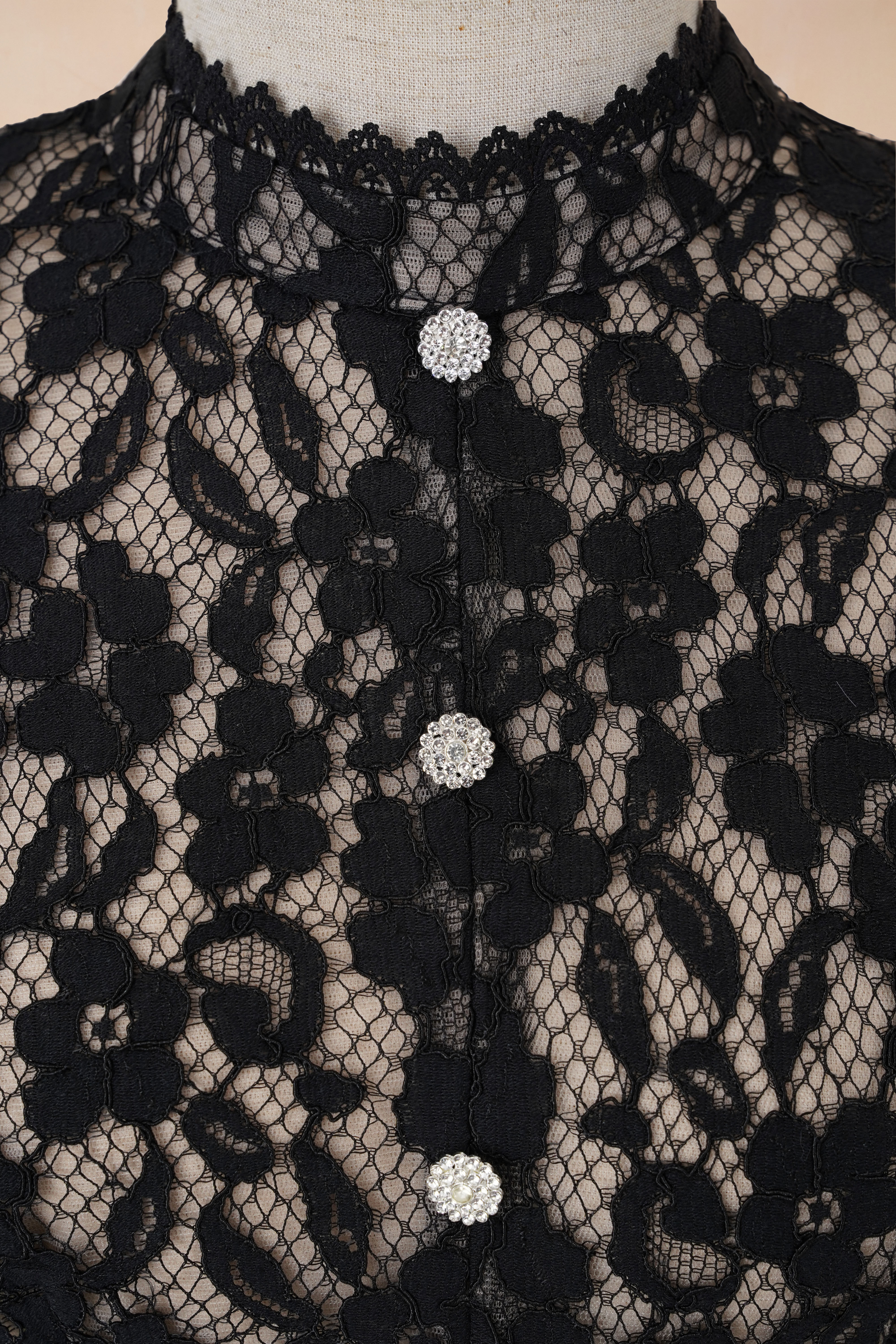 Áo Croptop Hoạ Tiết Ren Tay Loe_thumbnail_2