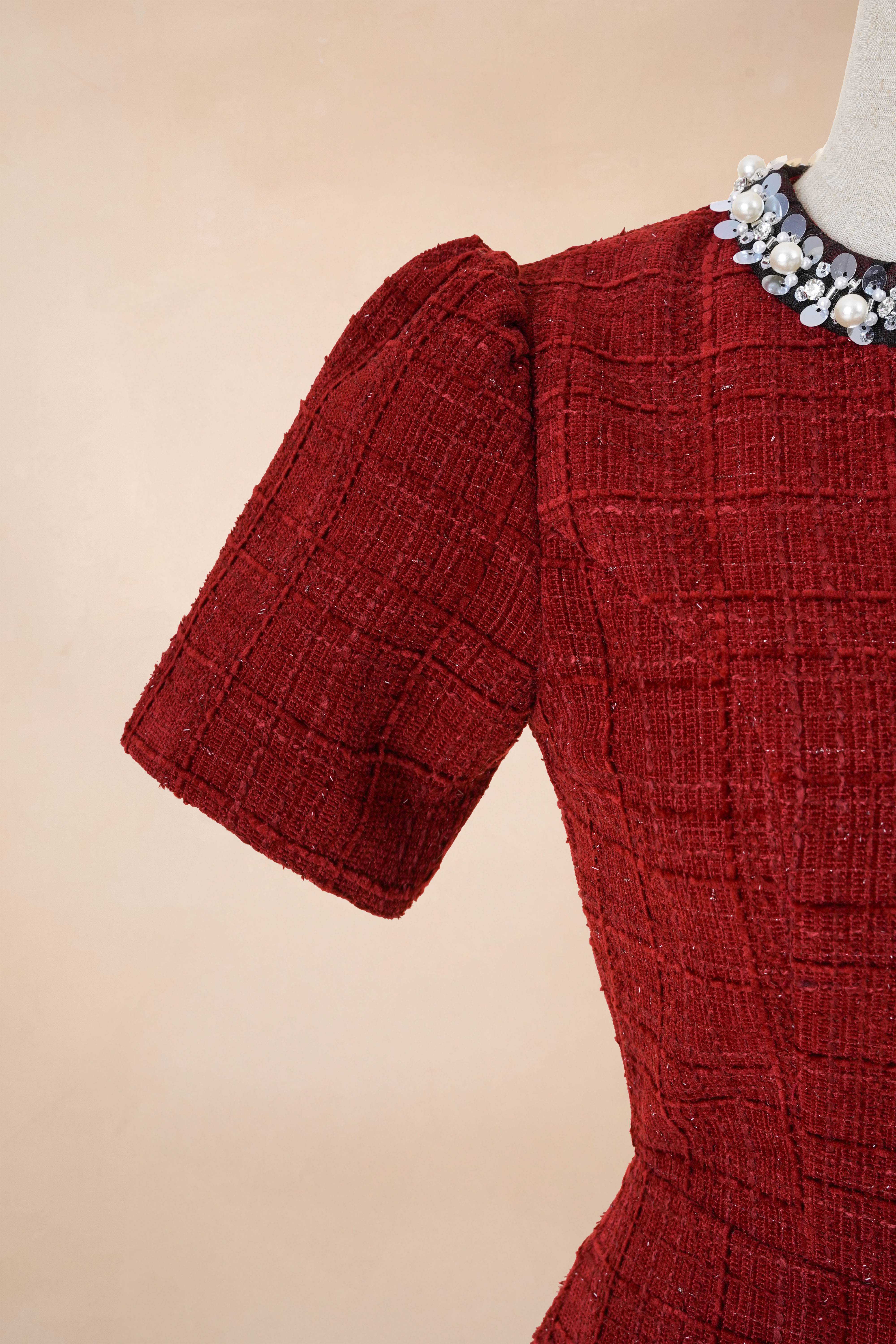 Đầm Bút Chì Viền Đá Cúc Ngực_thumbnail_2