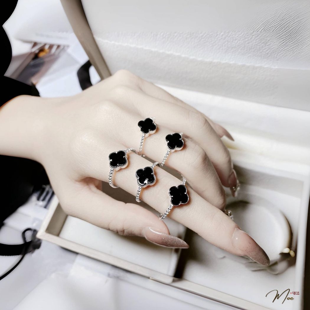 N155 - Nhẫn cỏ 4 lá đen viền đá_thumbnail_4