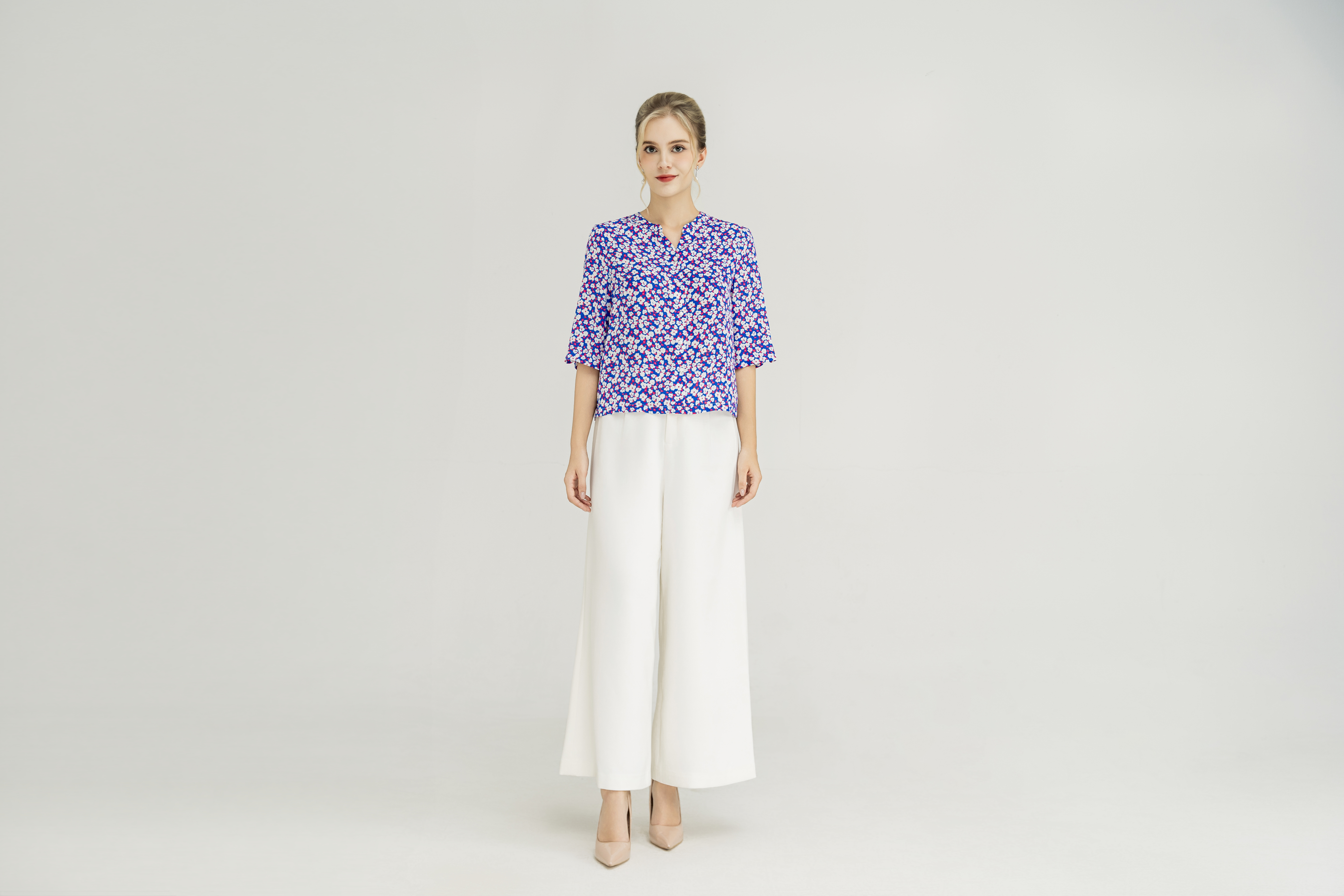 Áo top suông cài khuy Cổ tàu Tay lỡ  Dài dưới eo họa tiết hoa trắng  nền xanh_thumbnail_2