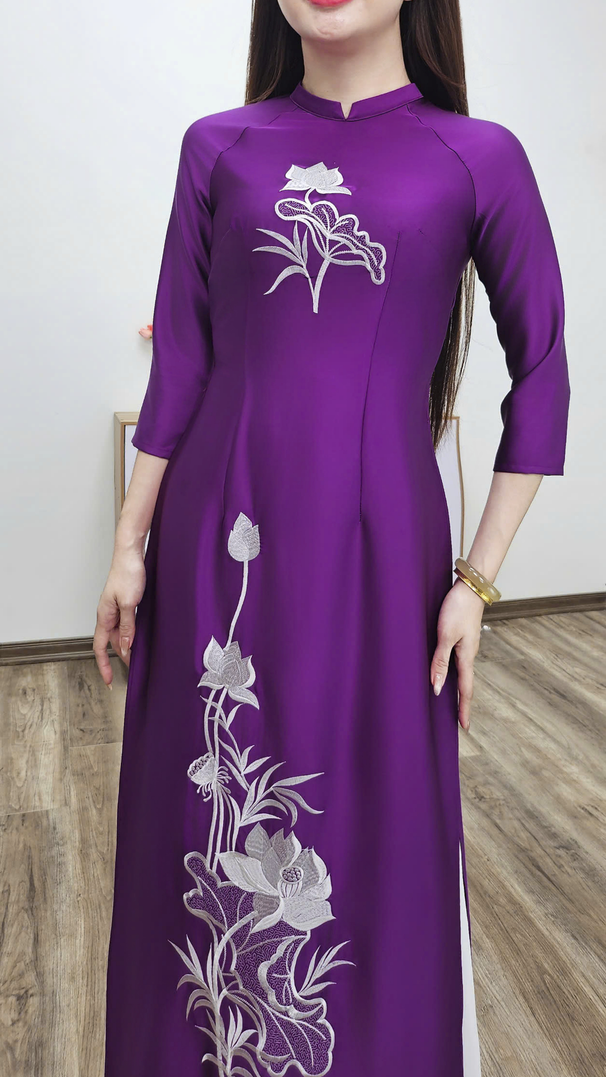 T459 áo dài cổ 2p tay lỡ lụa tô châu tím Cẩm thêu sen trắng