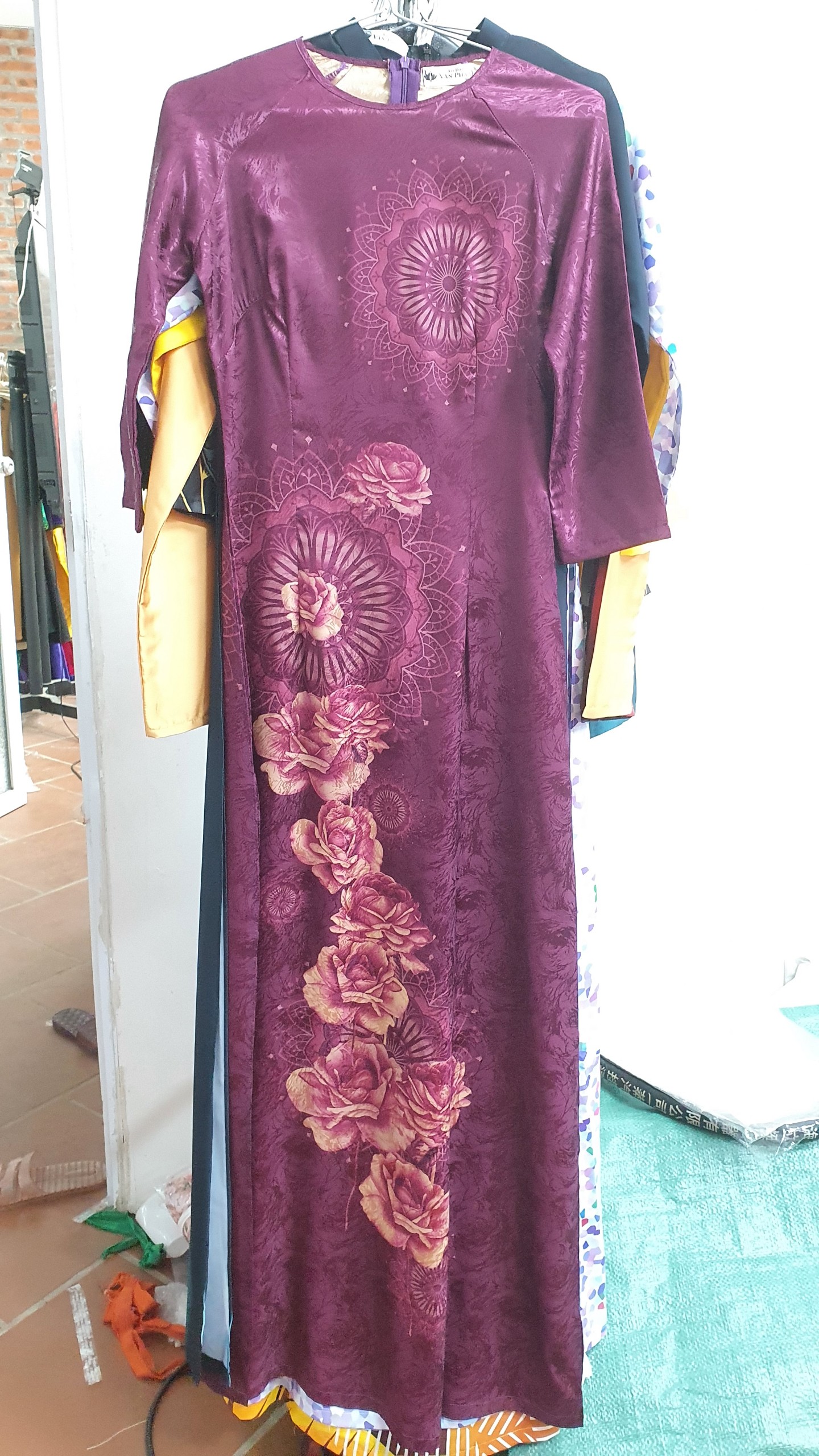 A2035 áo dài gấm tròn lỡ tím nho vân hoa in hoa dây to