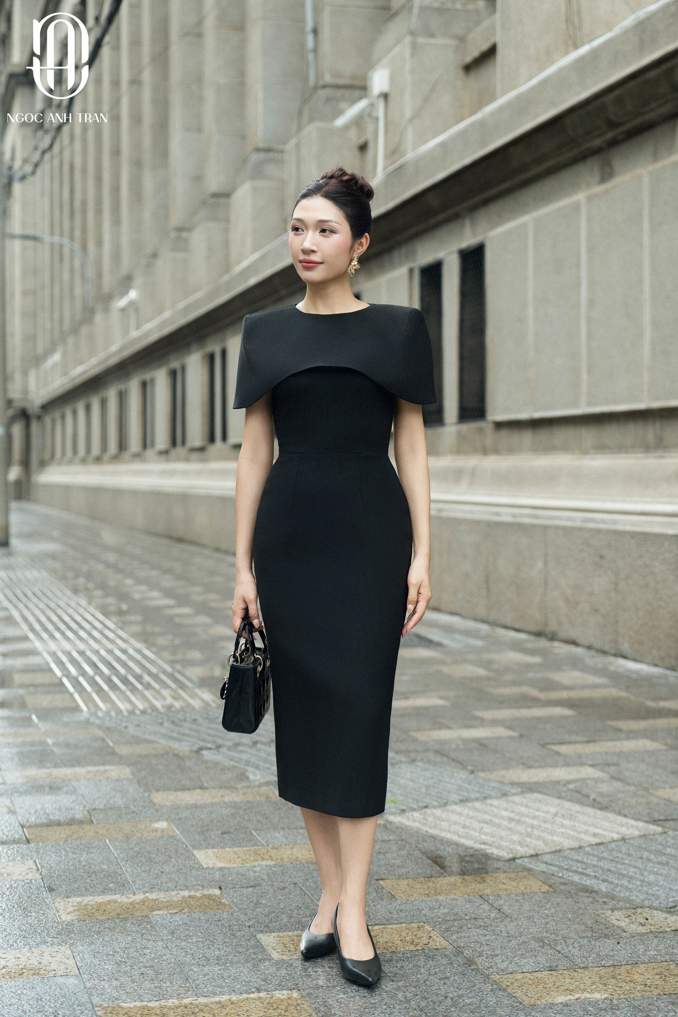 D139 - Váy đen bút chì vai choàng