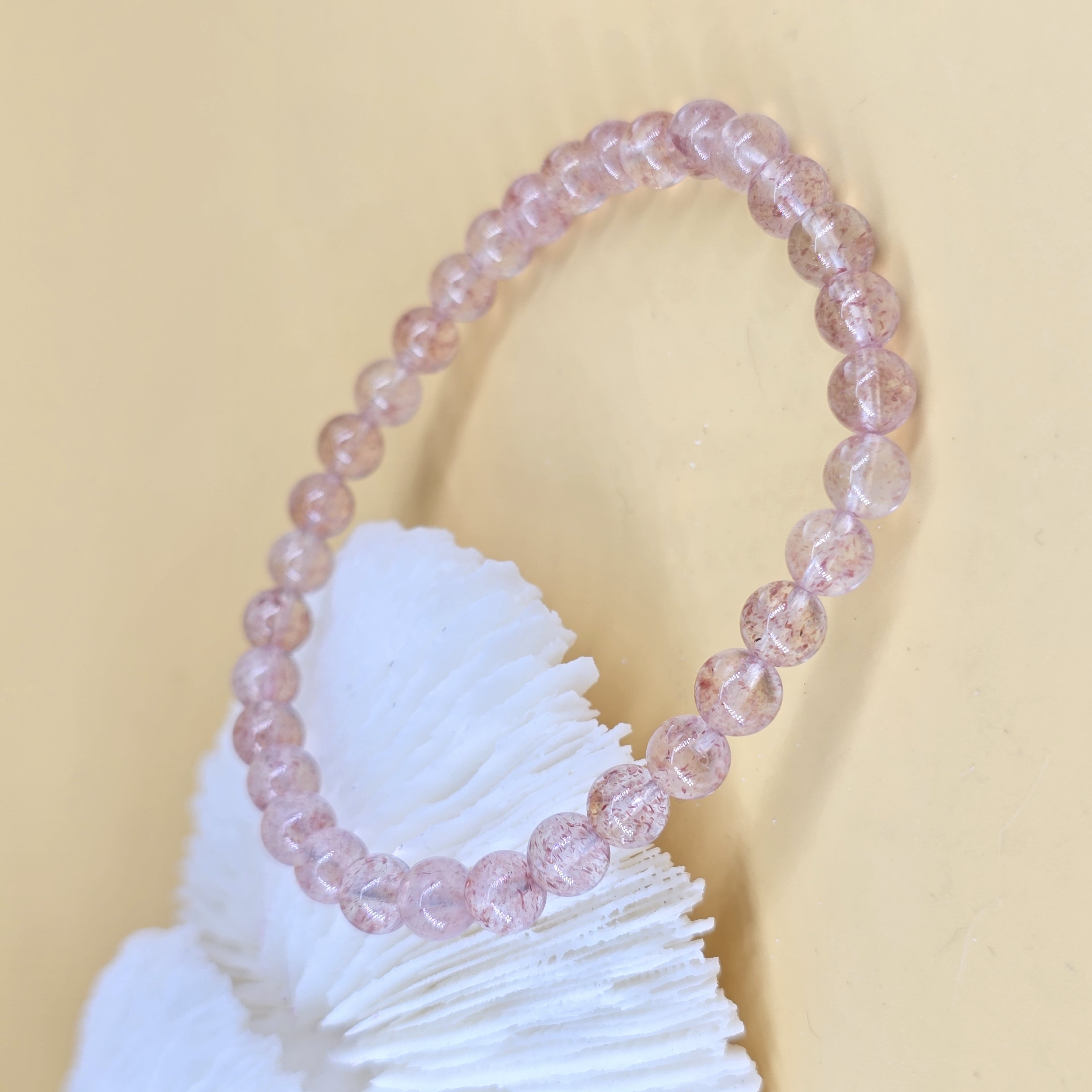 Vòng Thạch Anh Dâu Tây Strawberry Quartz