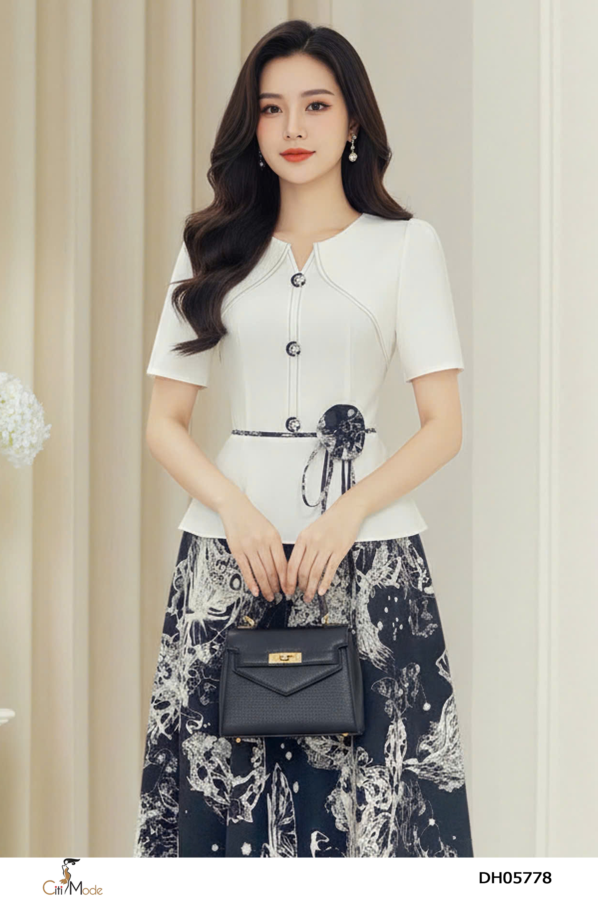 Đầm xòe hoa đen phối trắng, cổ V cách điệu phối hoa eo