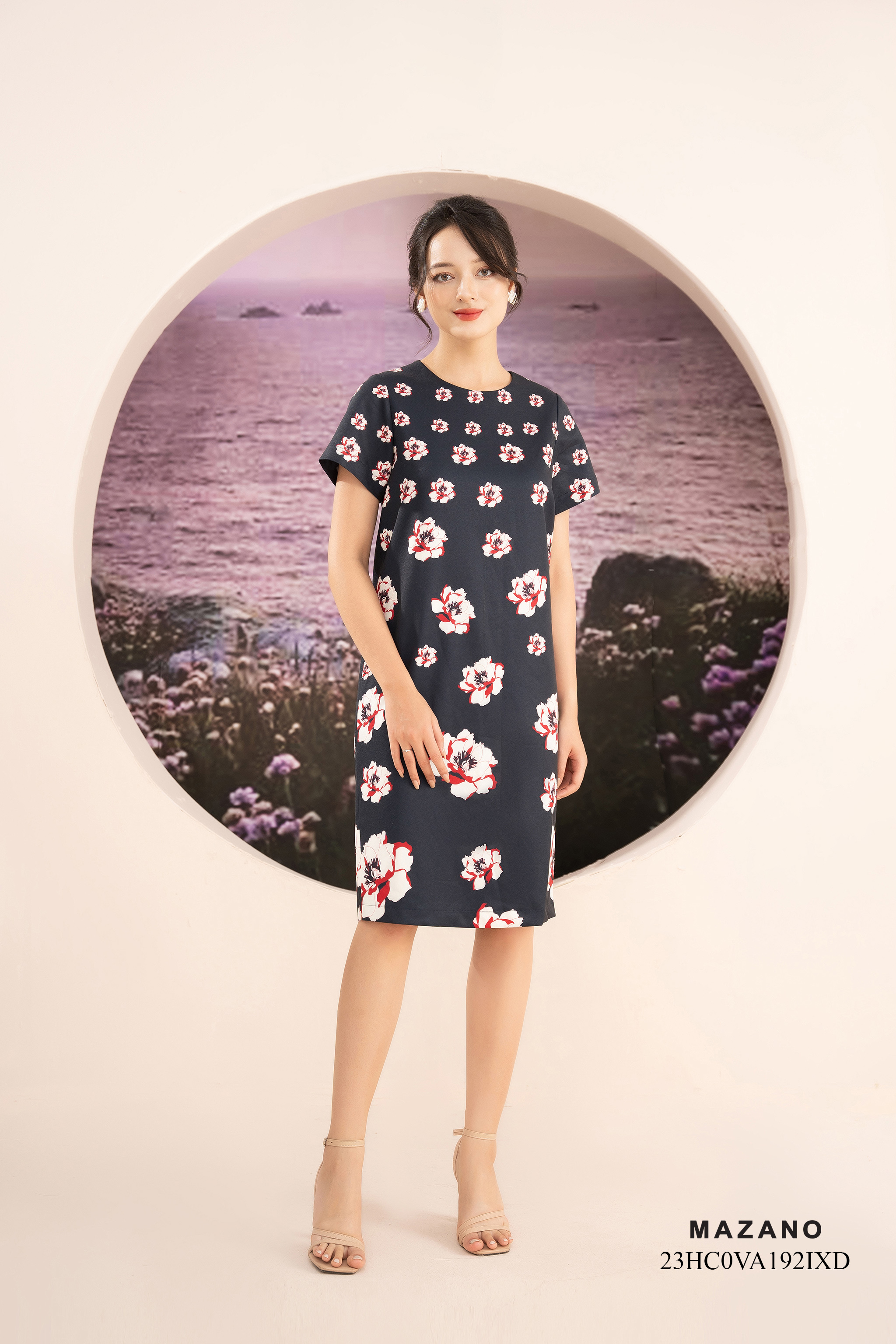 Đầm suông đen dáng ôm in hoa