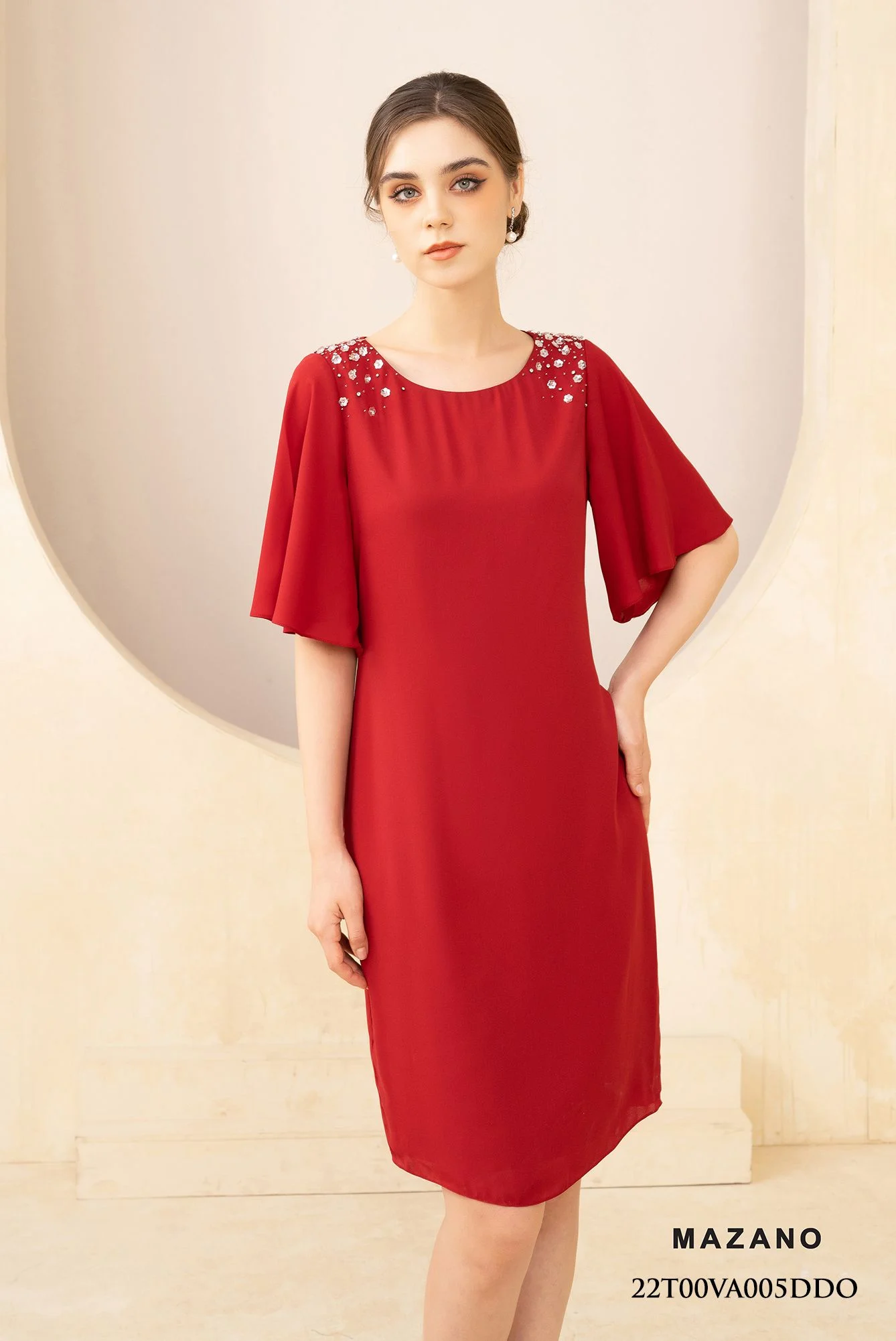 Đầm suông đỏ tay rủ vai đính đá