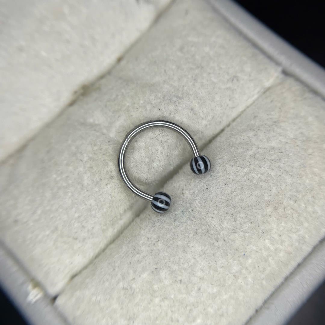 Septum bi đen sọc trắng.