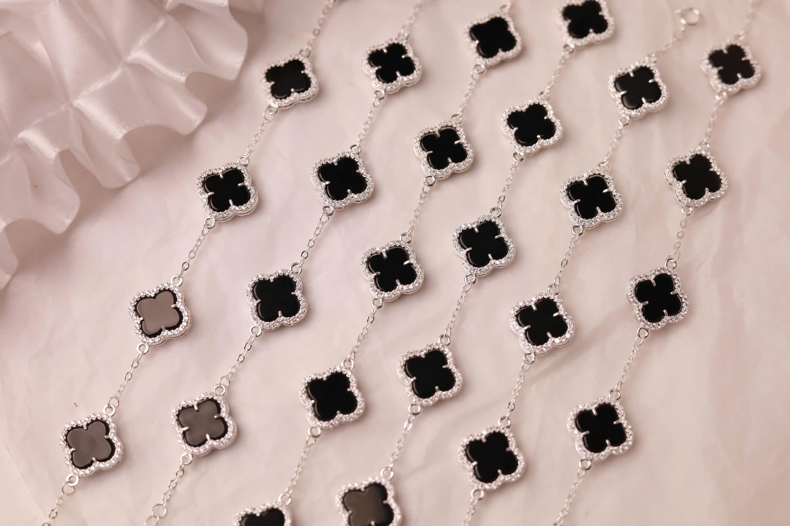 Vòng tay bạc cỏ 4 lá đen 5 charm xi bạch kim_thumbnail_3