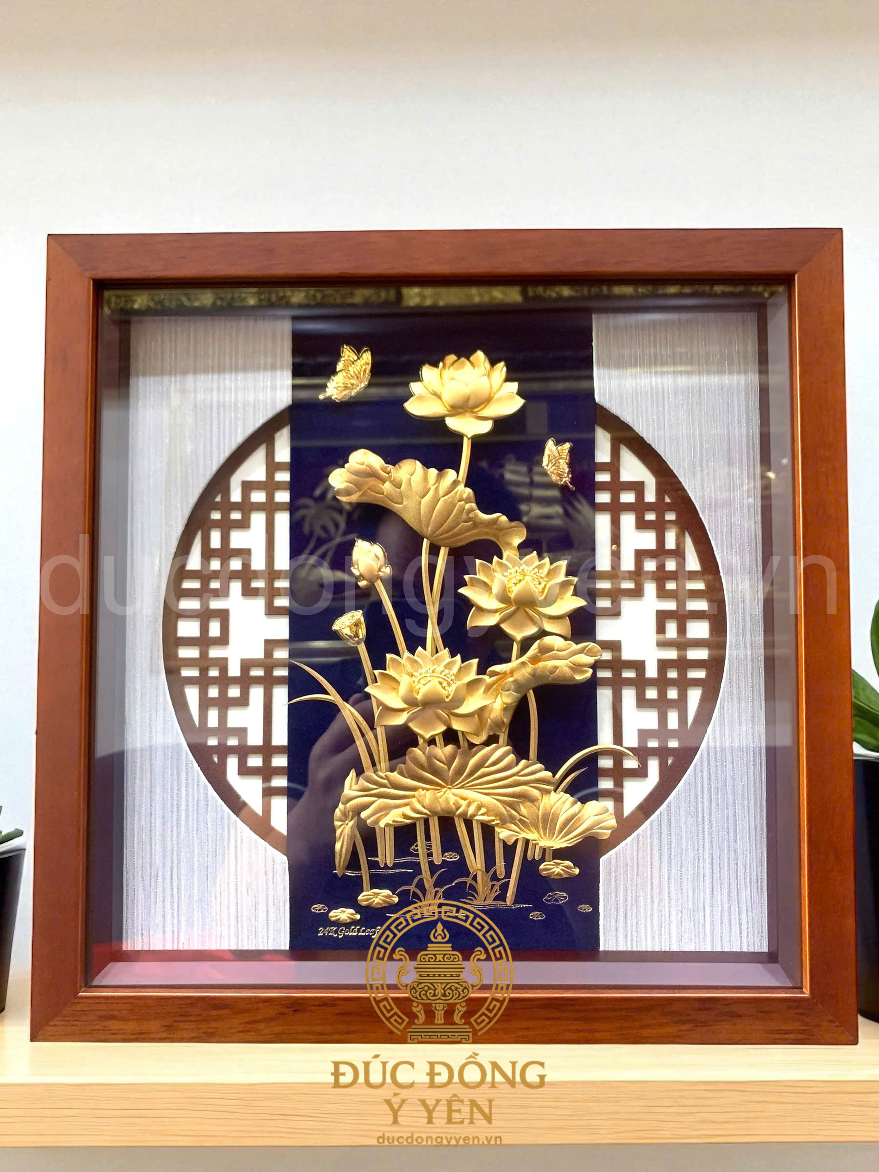 Tranh hoa sen mạ vàng 24k KT 30 x 30  cm