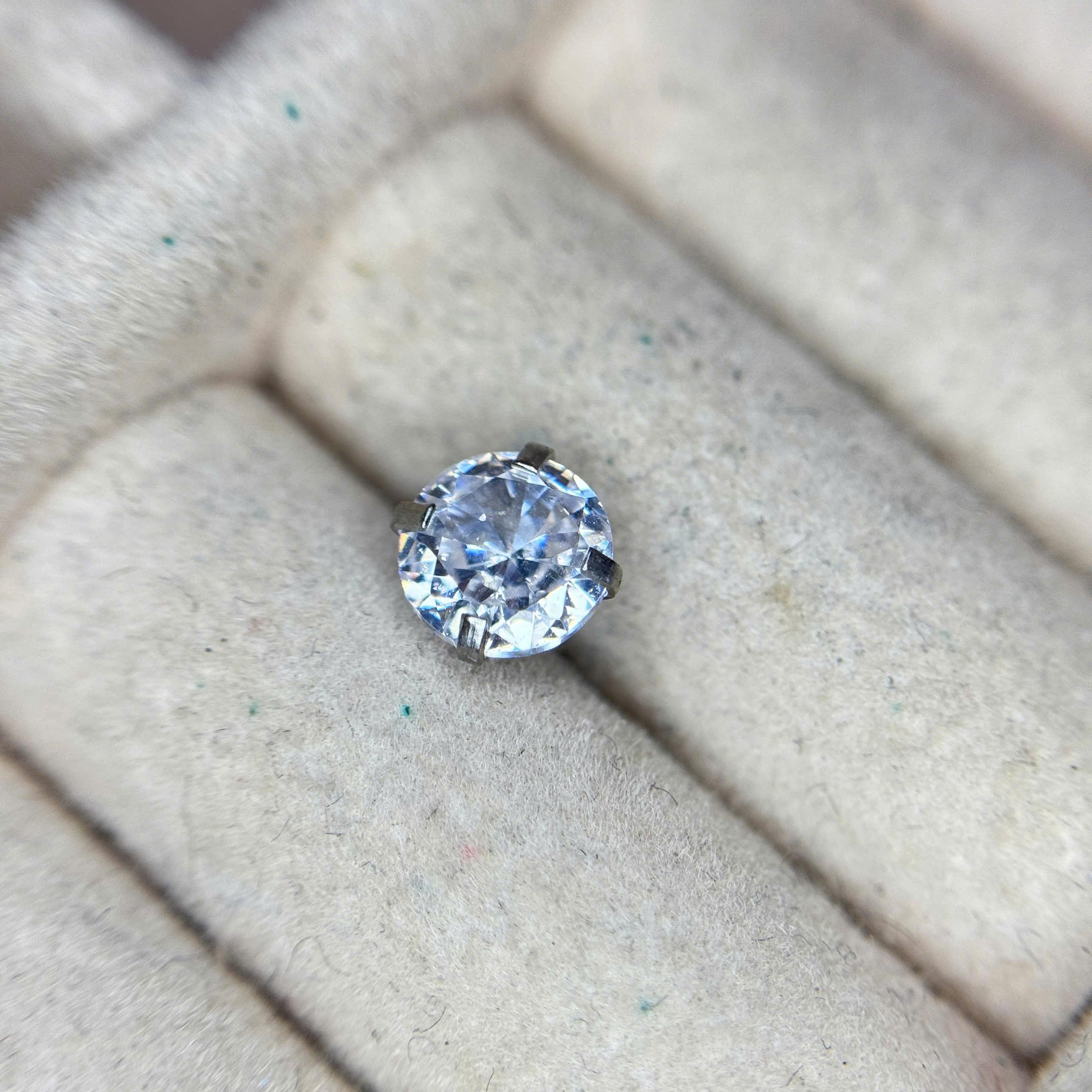 Kim cương size 6 đít dẹt vặn.