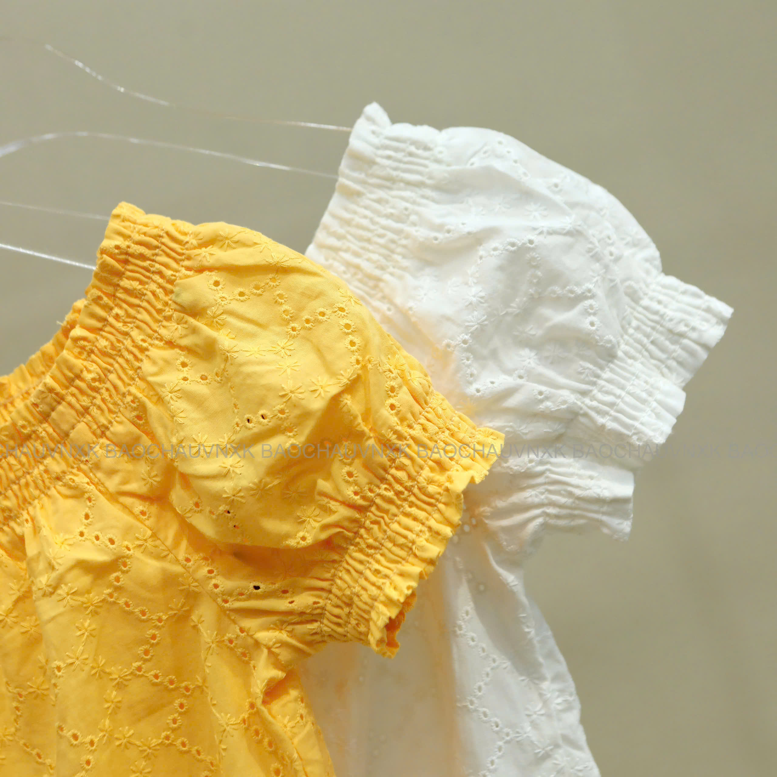 A105 ÁO KIỂU ĐỤC LỔ 2 MÀU_thumbnail_22