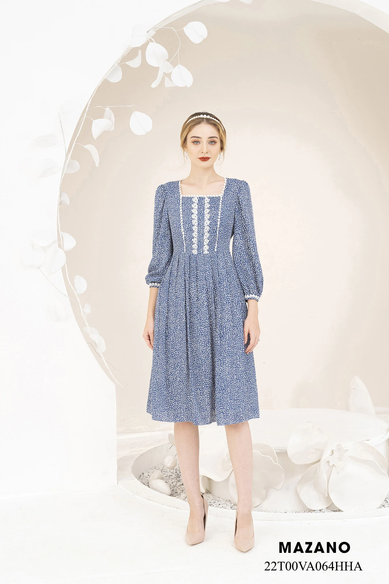 Đầm xanh dương họa tiết phối ren xếp ly chân