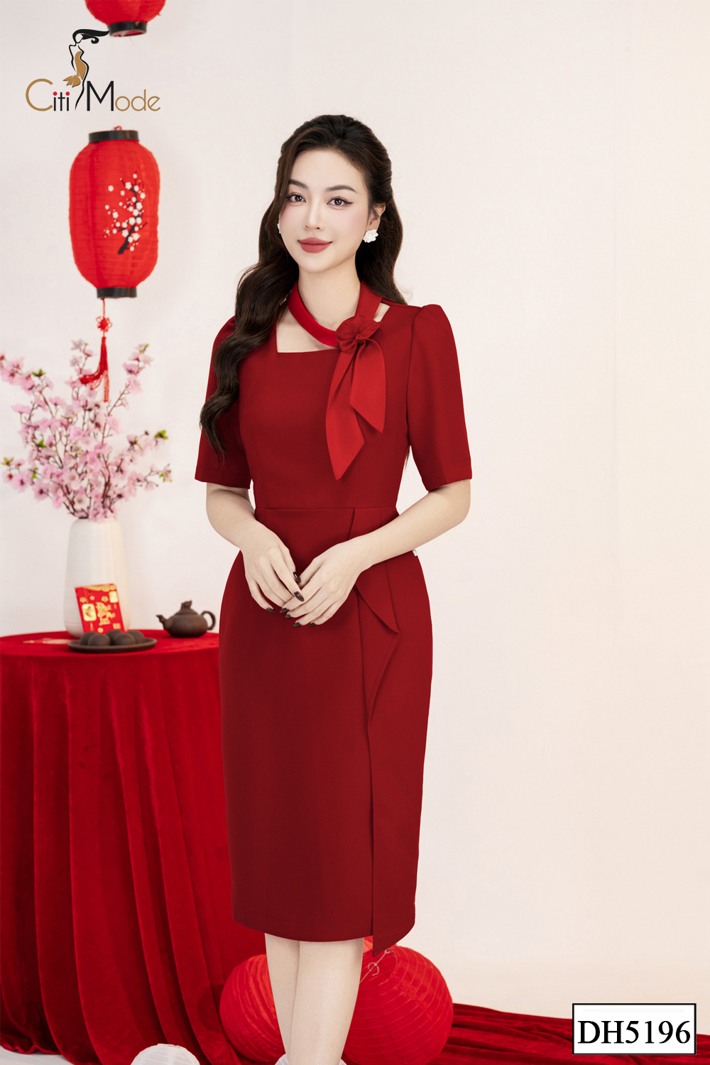 Đầm ôm đỏ vạt hông phối cổ vuông cách điệu