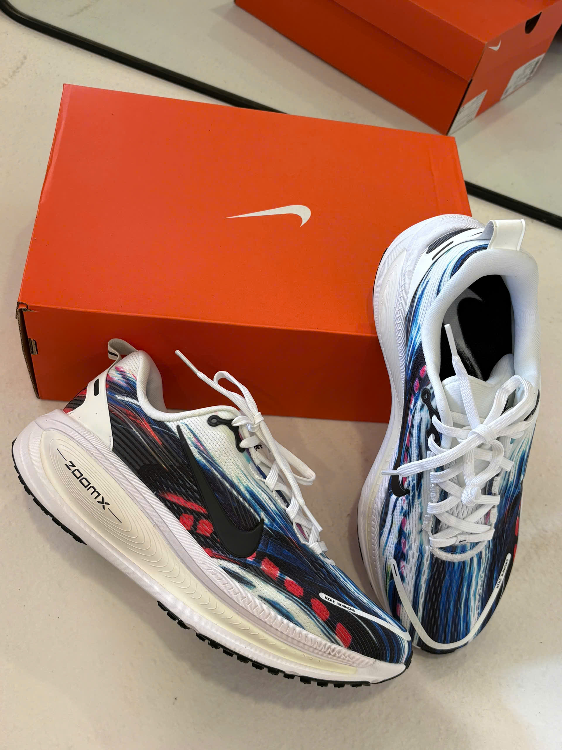 Nike Vomero 18 SE IB8164-999_thumbnail_3