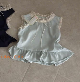 A43 - Áo thun sát nách xanh viền ren bèo lai hãng Tian Cai (Sz90-130)