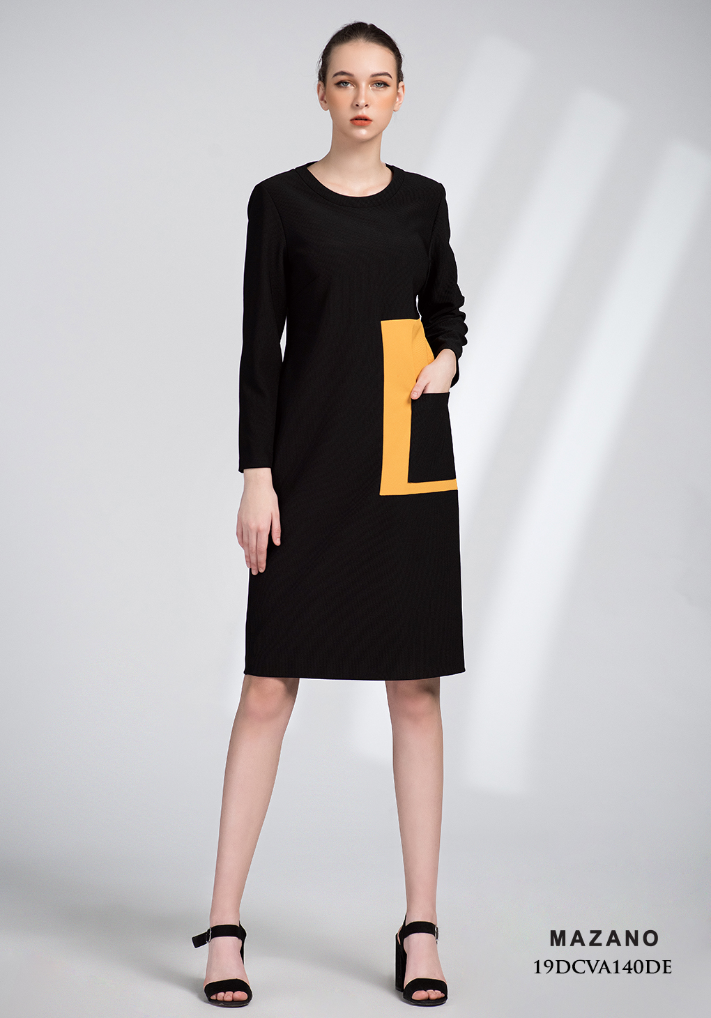 Đầm đen phối cách điệu vàng