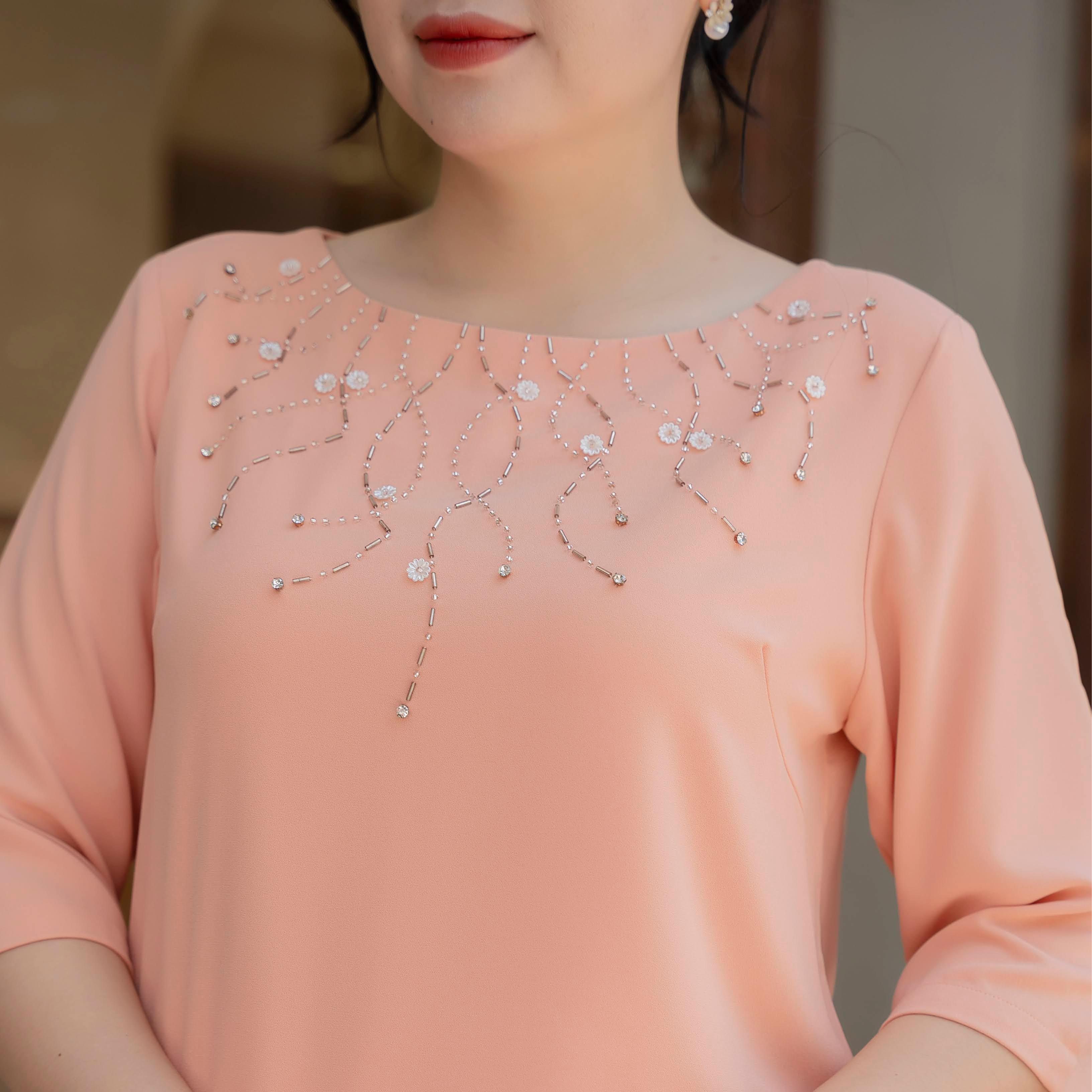 GUMOM - Áo Kiểu Trung Niên U50 U60 Cao Cấp Cổ Tròn Tay Lỡ đính kết thủ công hoa ngọc trai, kim sa và đá cao cấp Sang Trọng Cho Nữ - Women Nhung Kem Xanh Nho Tua Rua Top Voi_thumbnail_6