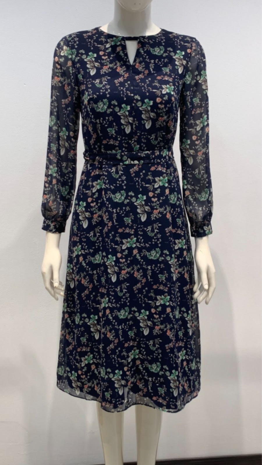 Đầm xanh than họa tiết tay lỡ cổ cách điệu