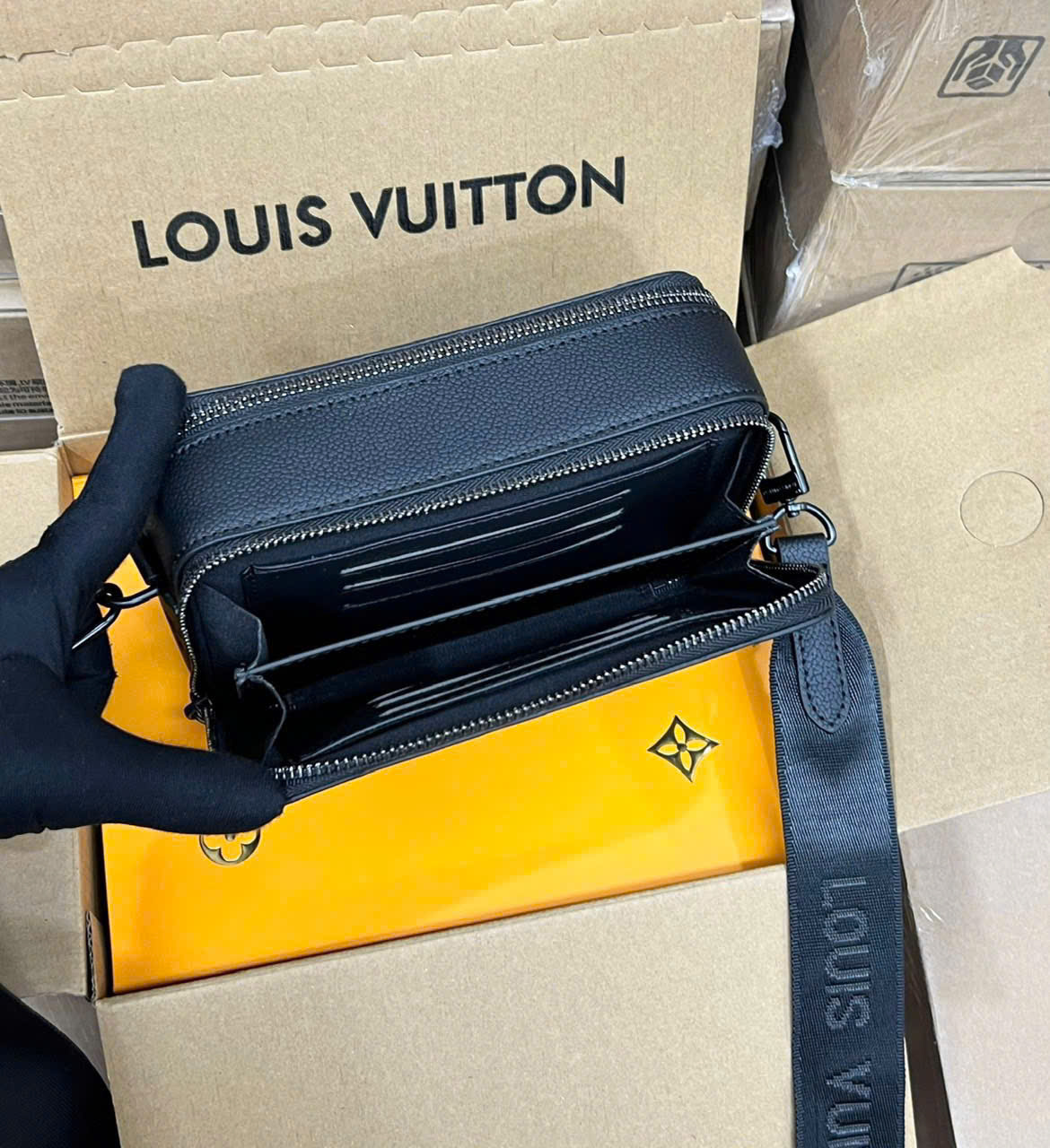 Túi đeo chéo nam LV Nano Alpha Black Monogram Shadow_thumbnail_4